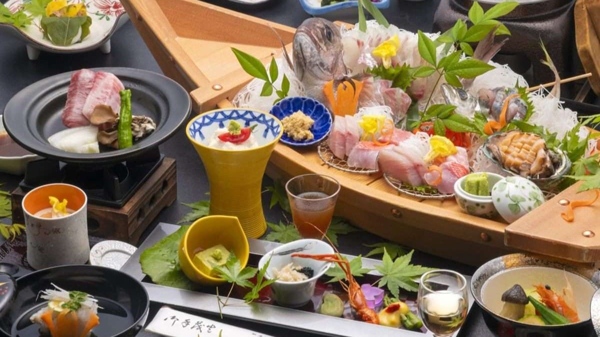 Hình ảnh món ăn tiệc Nhật Bản với đĩa hình thuyền