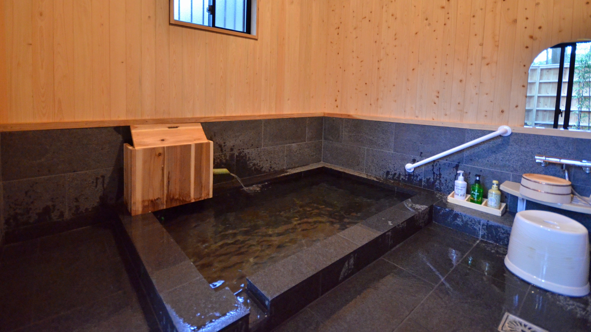[Special room leopard plant] Indoor bath. The marble bathtub has a pleasant scent of cypress.