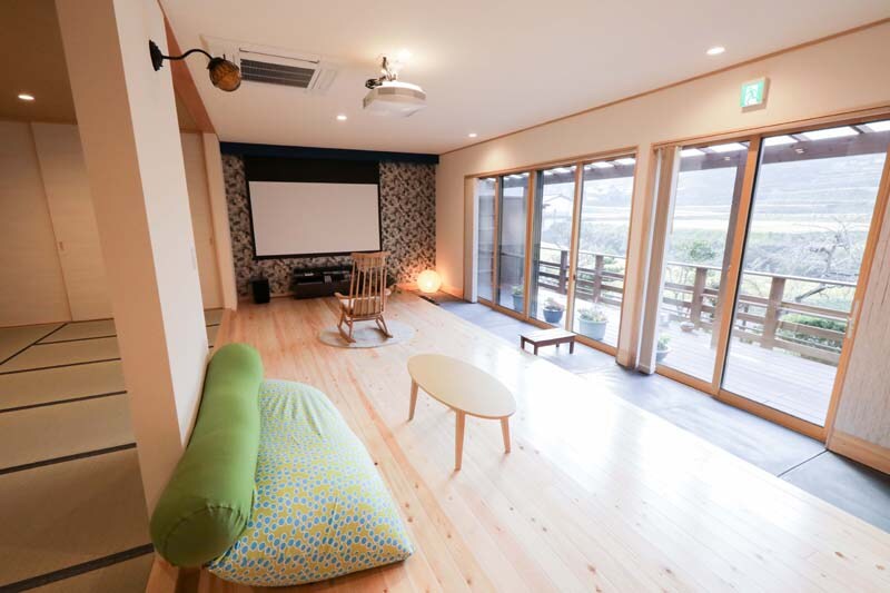Interior bergaya dan pemandangan satoyama dari kamar adalah yang terbaik.