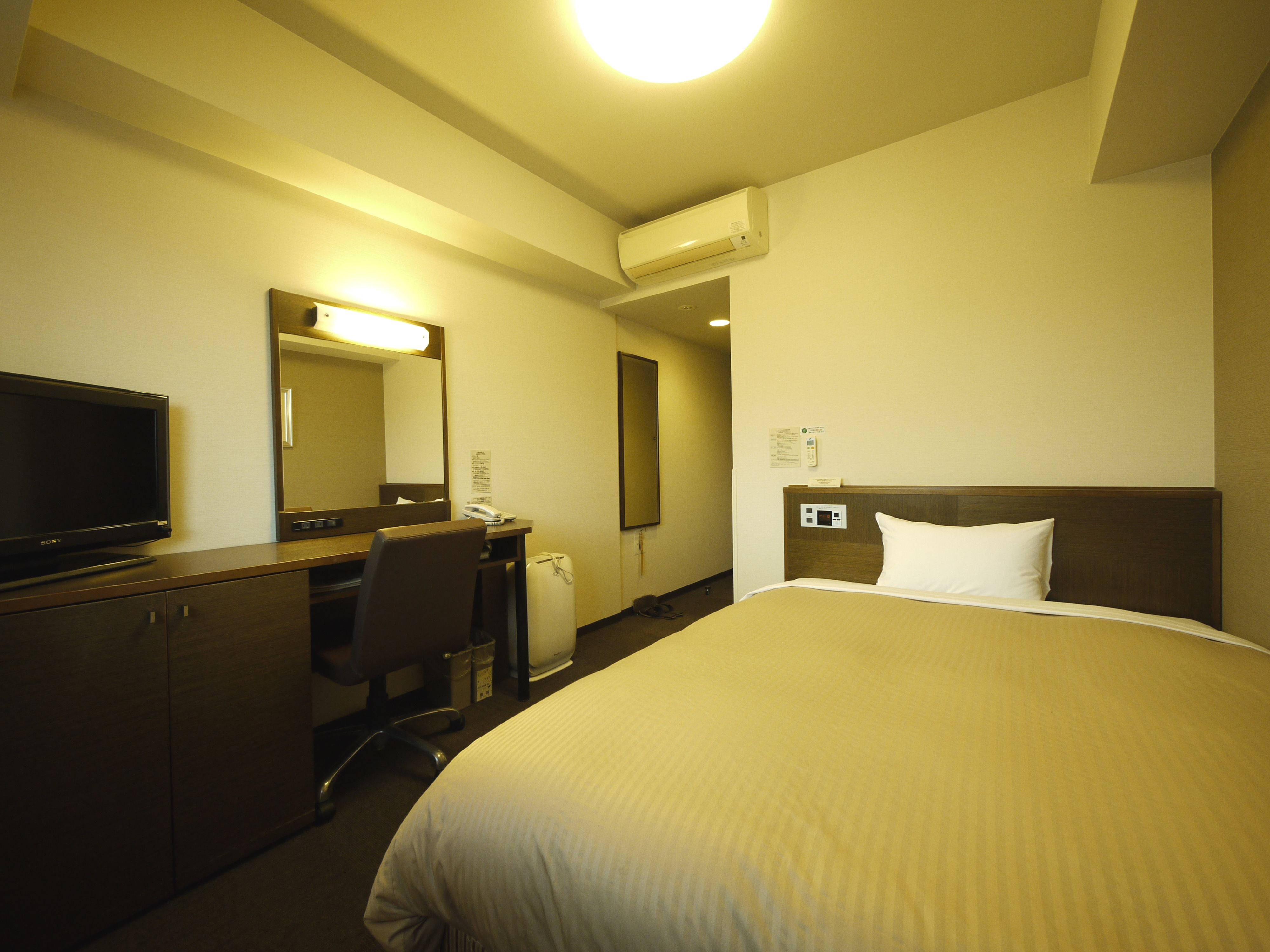 Kamar single standar: lebar 140cm