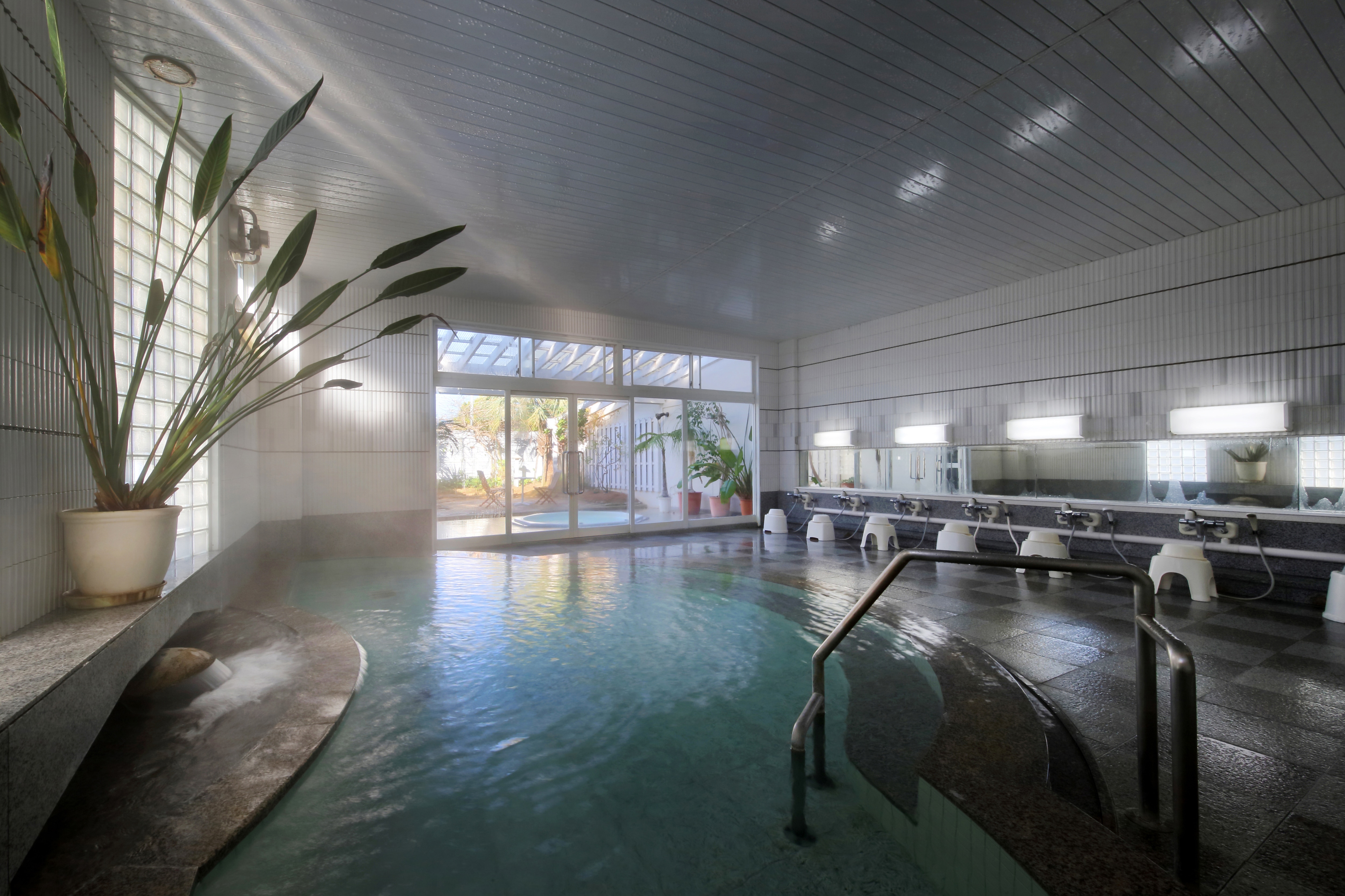 Garden bath with open-air bath [Hanasaki Cape] Light green hot spring water overflowing into the granite bathtub~♪