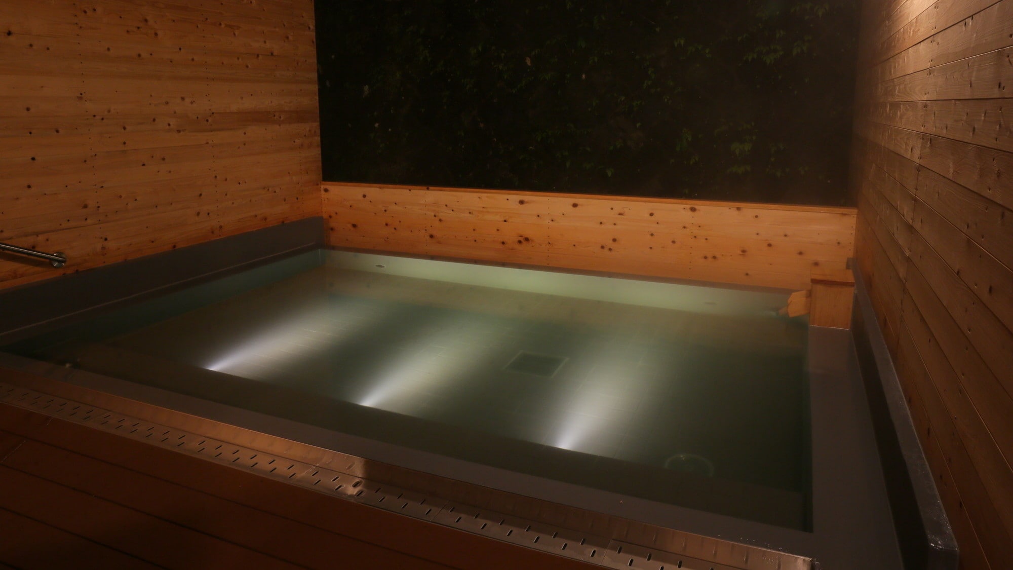 An open-air bath where you can enjoy the scenery according to the season