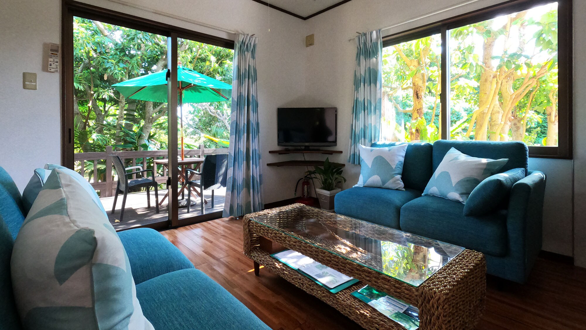 Living room ◆ There is also a wooden deck where you can go outside!