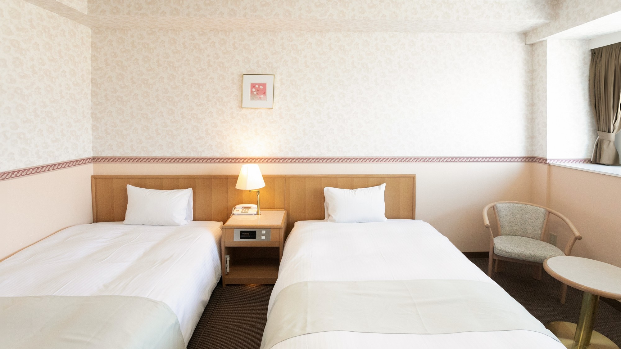 [Twin Room] A room with two 120cm wide beds. All rooms face the Northern Alps.
