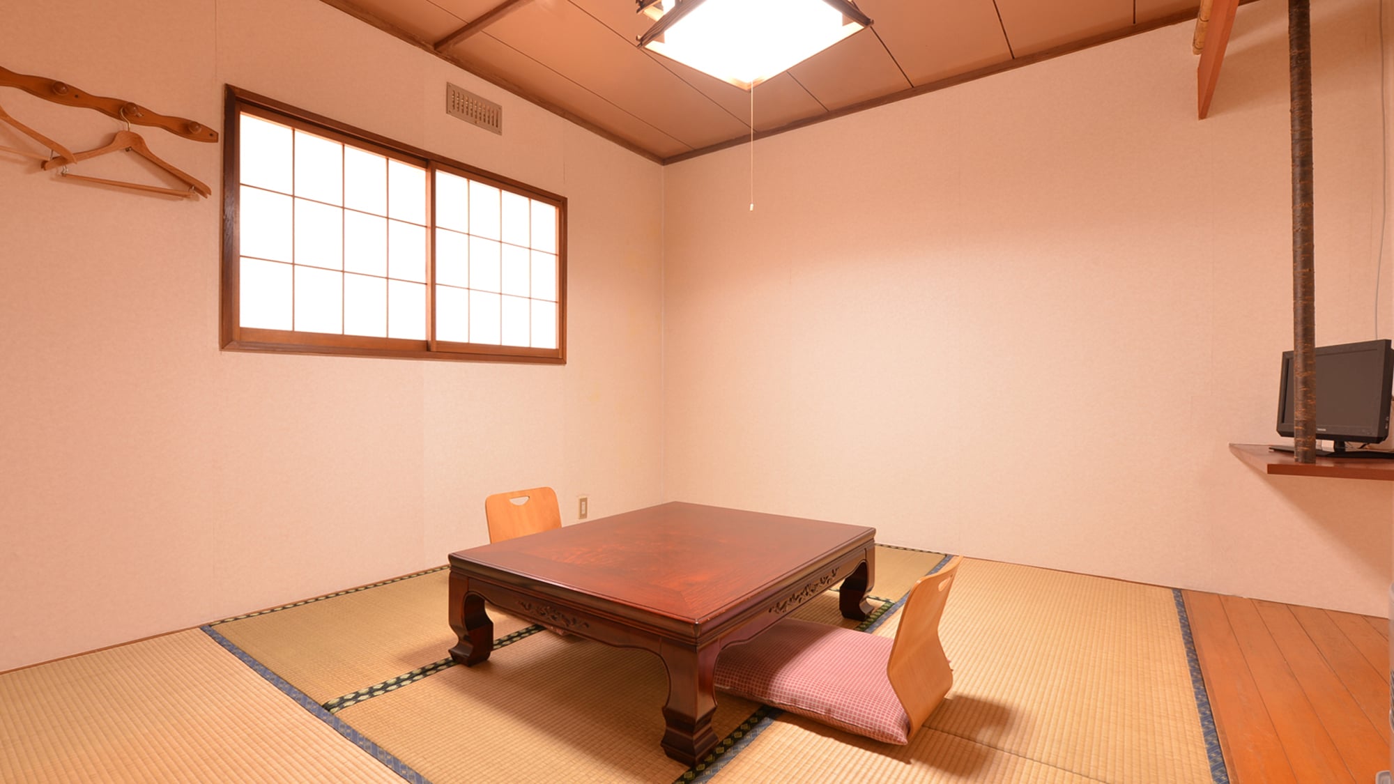 *Japanese-style room (example of a guest room)/Enjoy a sociable time in a room with the faint scent of tatami mats.