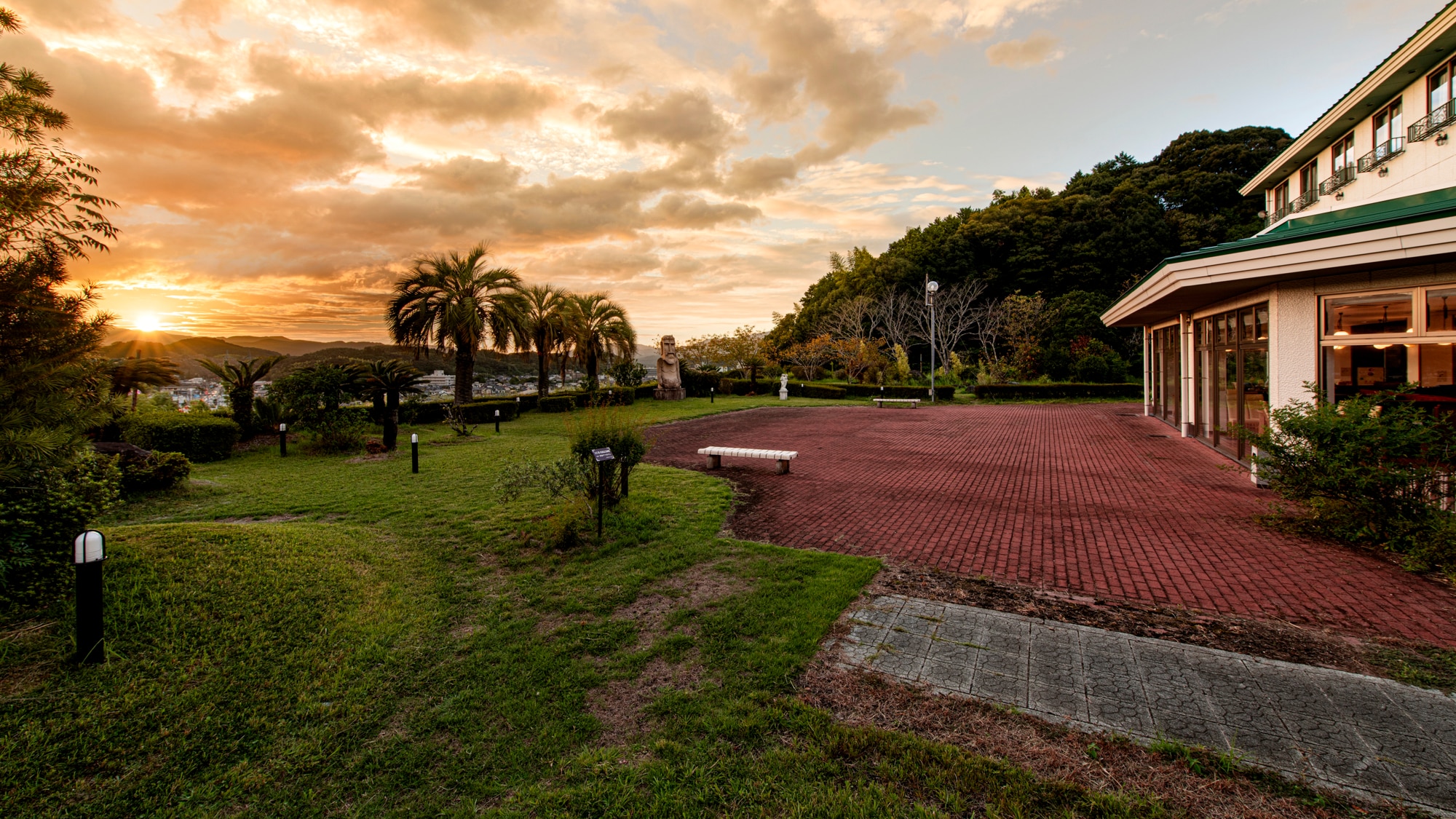[Garden Terrace] Evening / A spectacular view of the shining sun setting over the mountains
