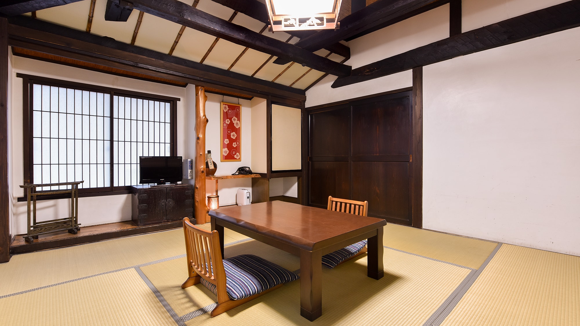 *~Botan~ Japanese-style room/8 tatami mats (no toilet): A bright room facing the street where you can feel the Satoyama lifestyle outside the window.