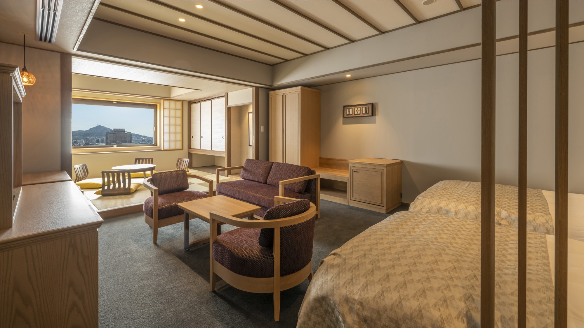 [Japanese-Western style room] Spacious space. There is a 6 tatami mat space in the back of the room.