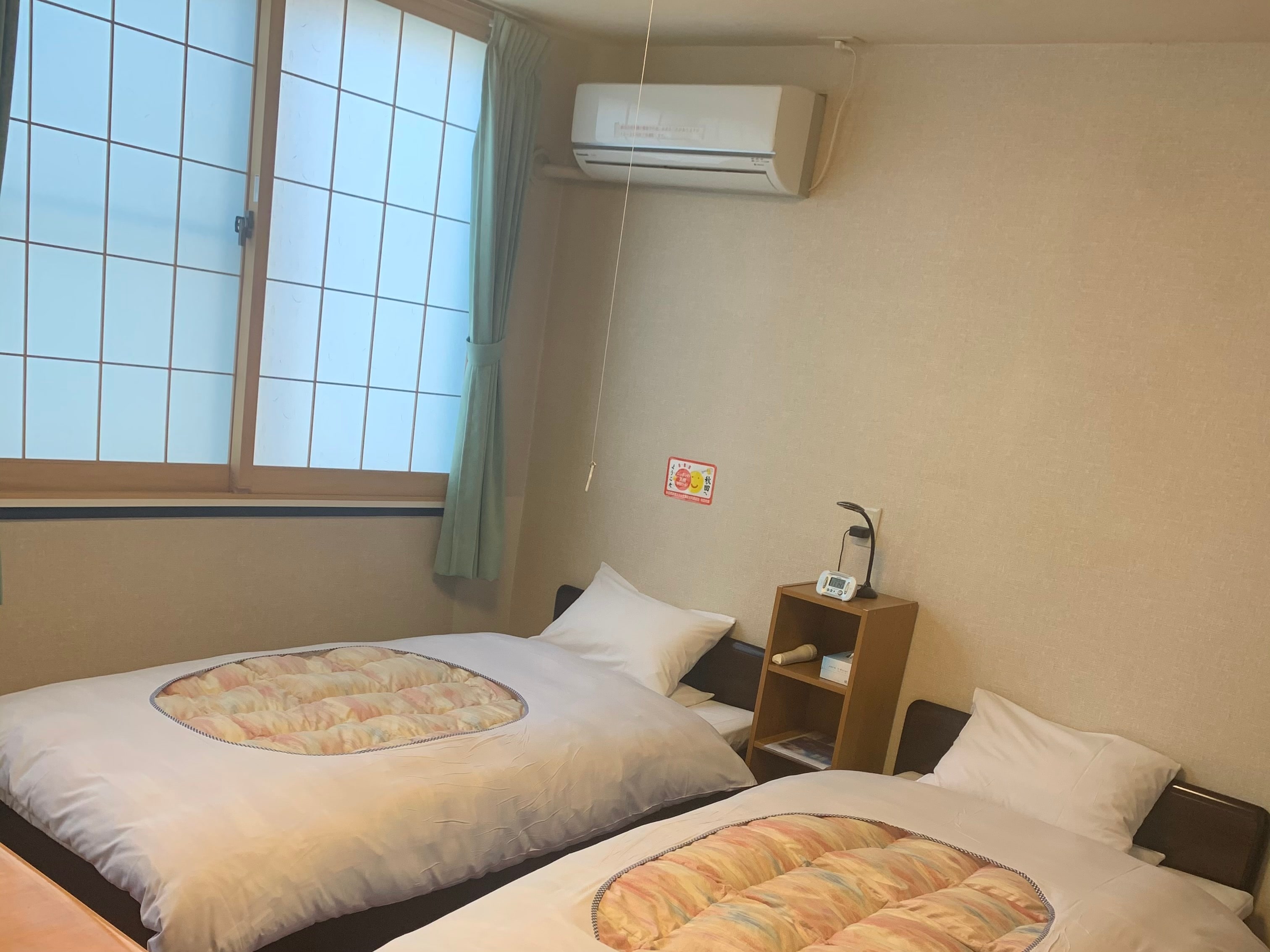 Kamar twin bergaya Barat bebas rokok (dengan kamar mandi dan toilet)