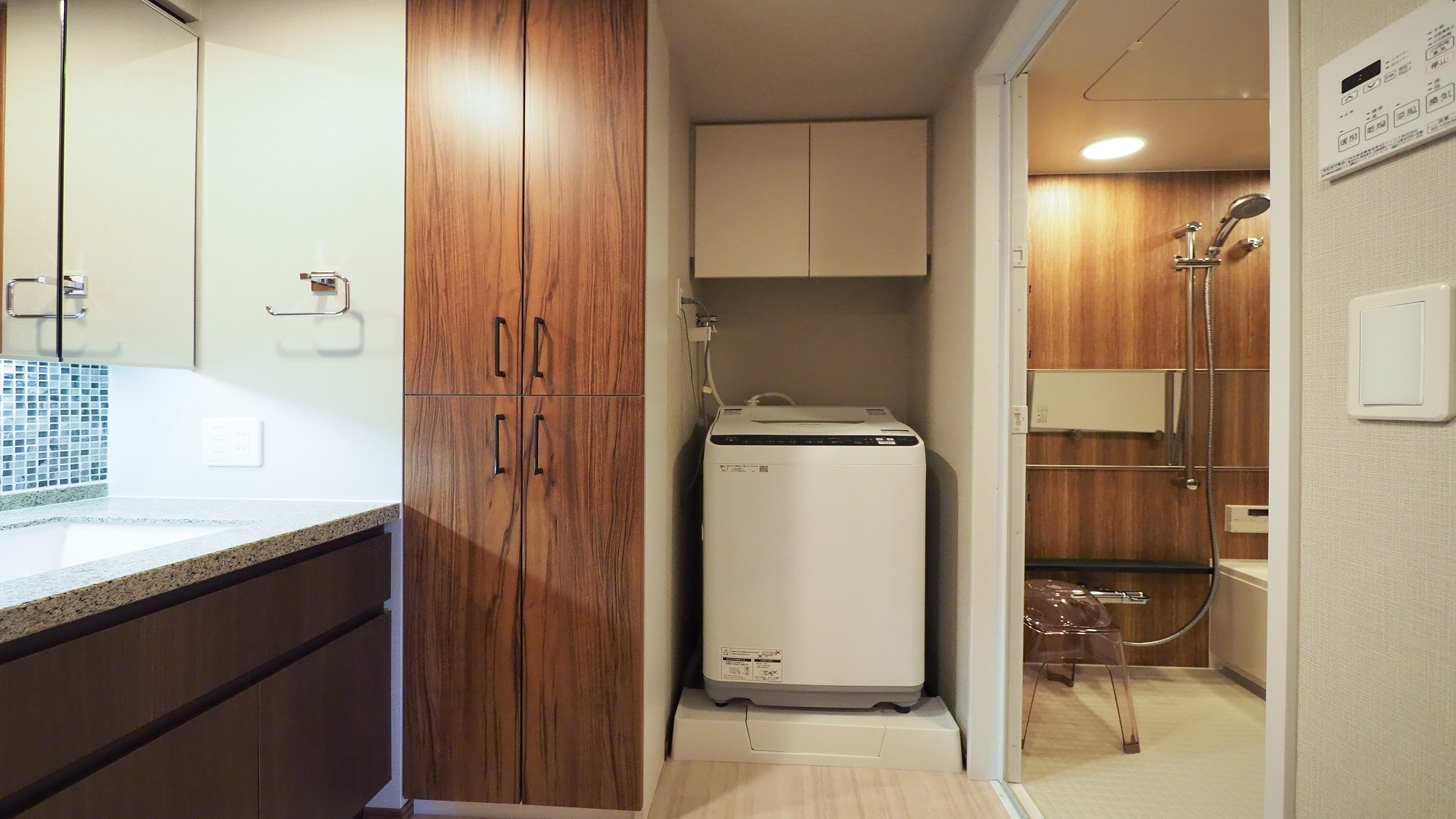 1 Bedroom Premier with Roof Balcony, Kitchen and Washing Machine