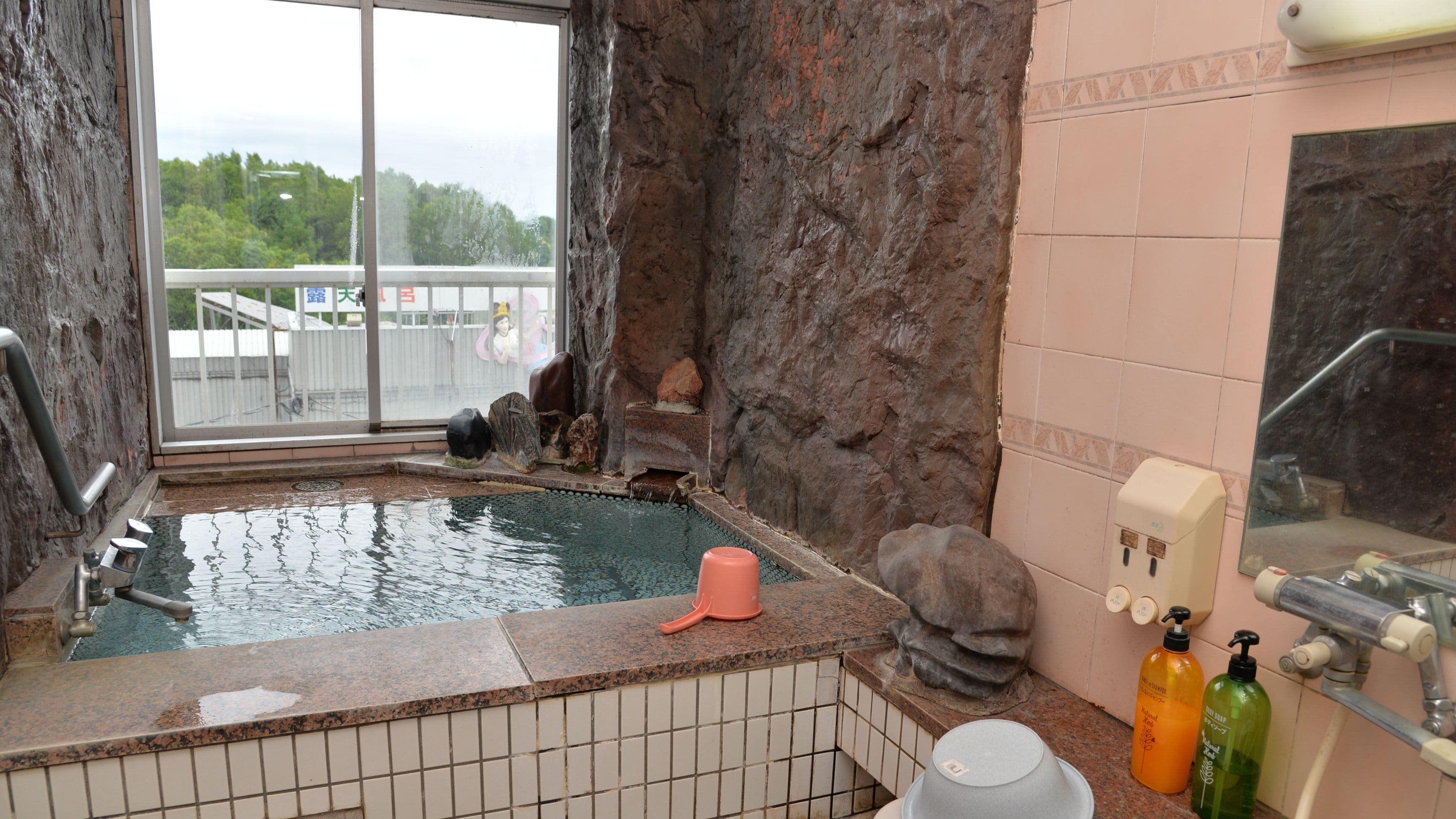 ◆ ห้องสไตล์ญี่ปุ่นพร้อมอ่างหิน มุมมองที่ดีที่สุดจากอ่างอาบน้ำ อ่างหินเป็นบ่อน้ำพุร้อนธรรมชาติ
