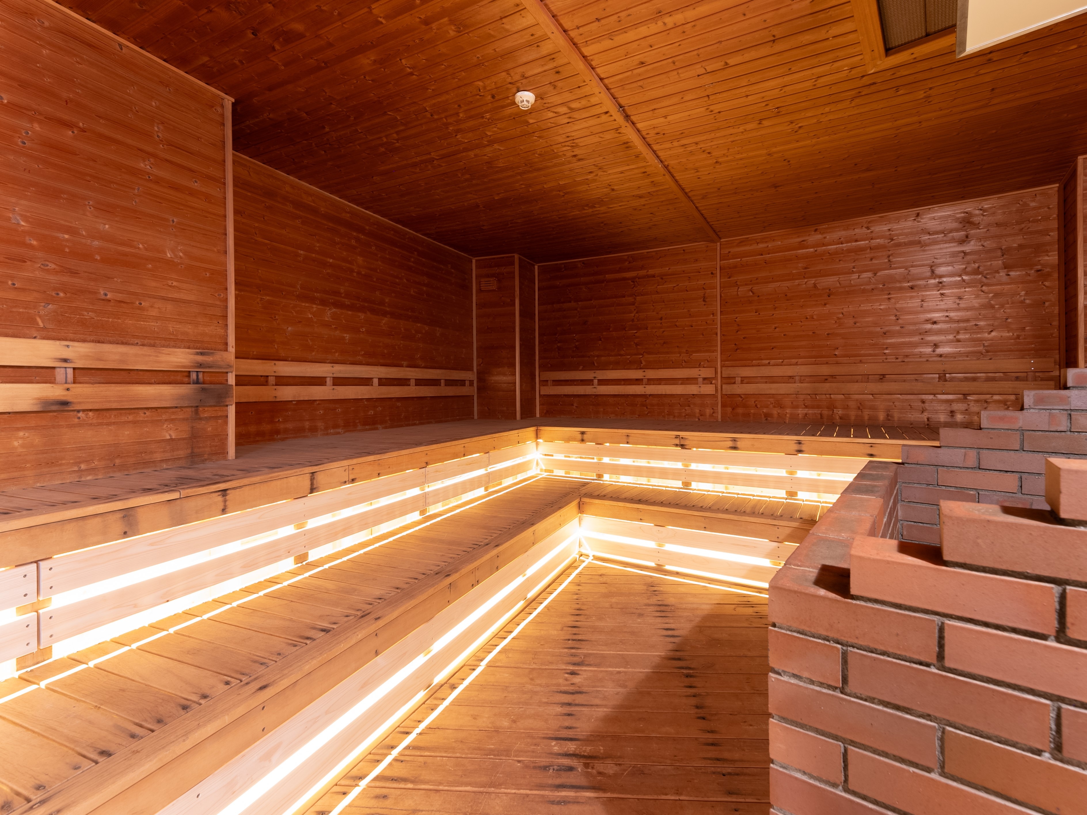 【桑拿】将水倒在桑拿石上产生蒸汽，提高体感温度，促进出汗。