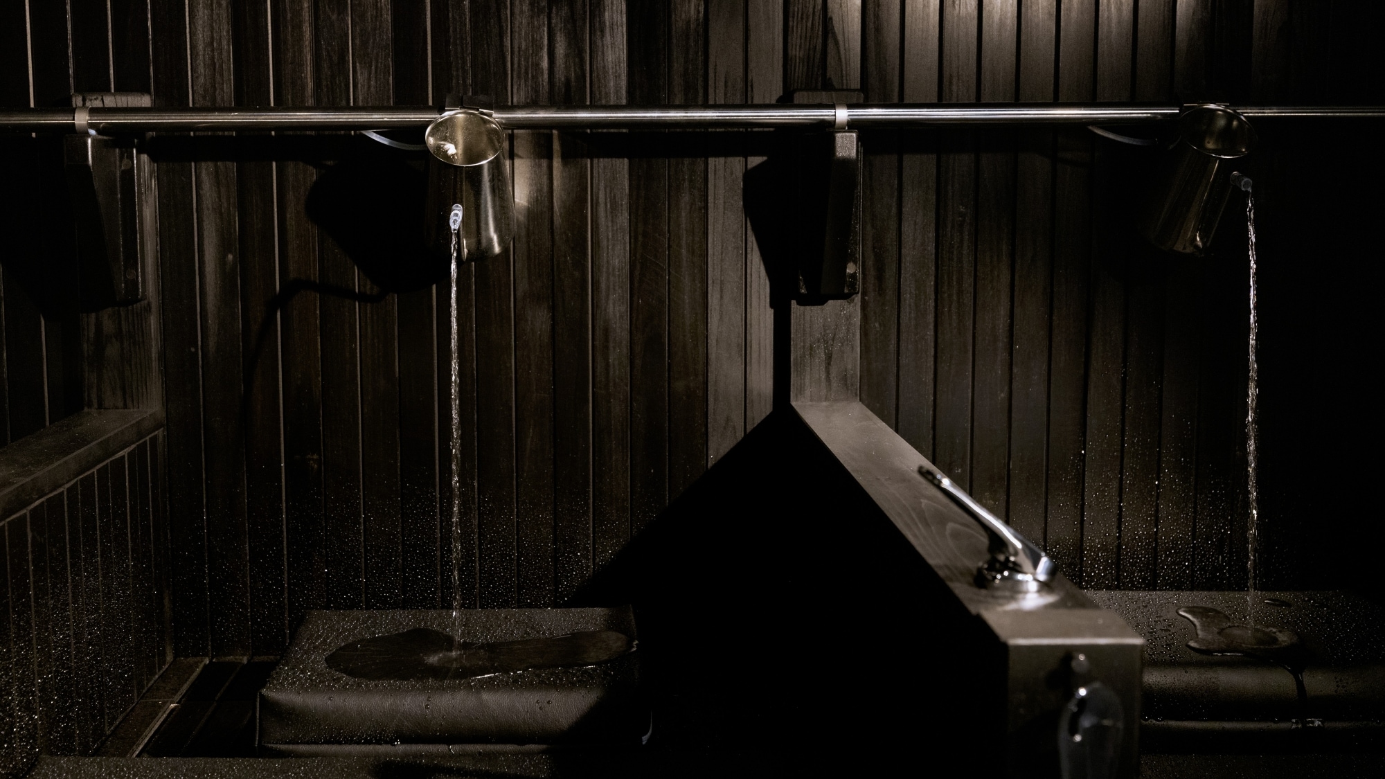 [Riverside meditation room] Relax with the sensation of water droplets on your forehead. Your mind will be cleared and you can expect to have a good night's sleep.