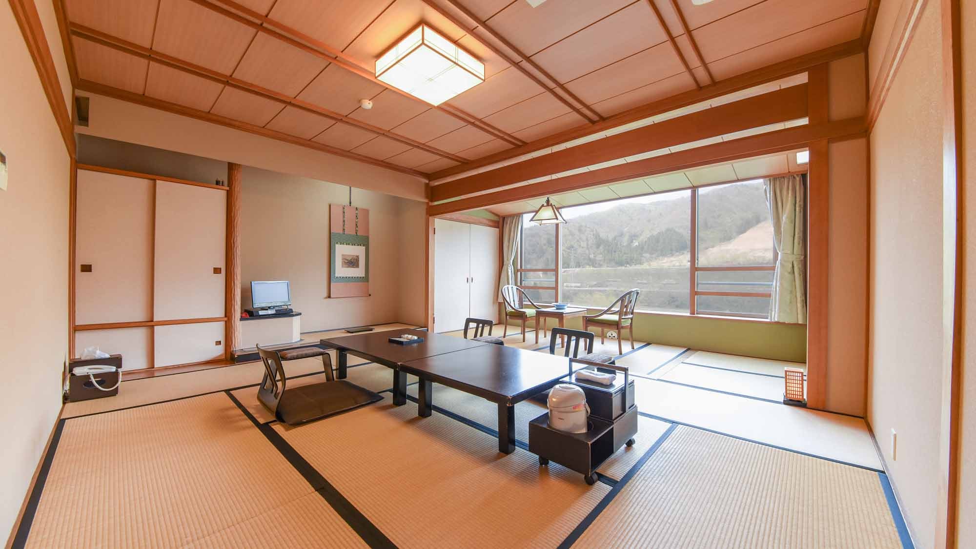 *[Guest room/Japanese-style room with 12 tatami mats] A Japanese-style room with a nostalgic feel. It is simple, but it is a room where you can take a break and relax.