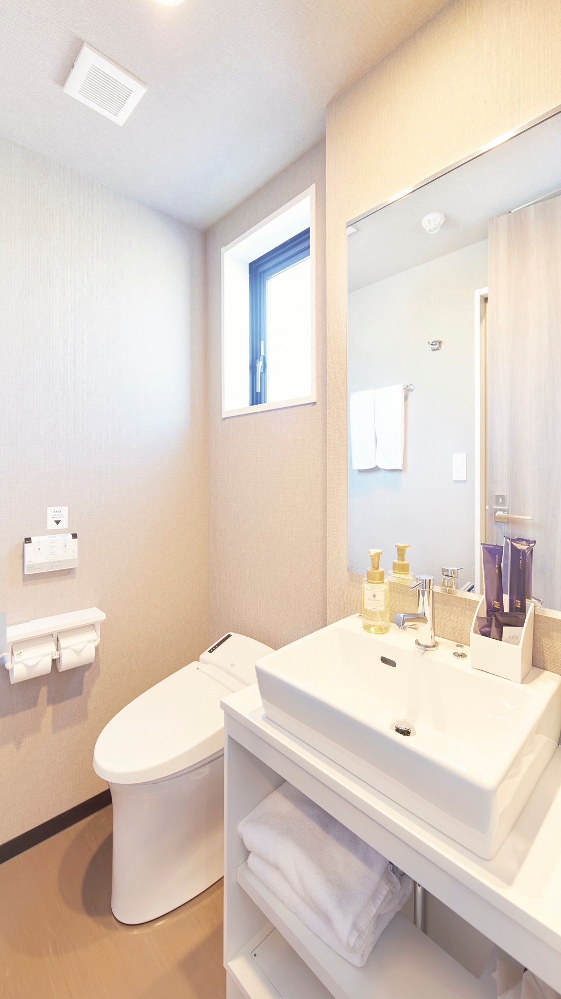 Deluxe twin room bathroom
