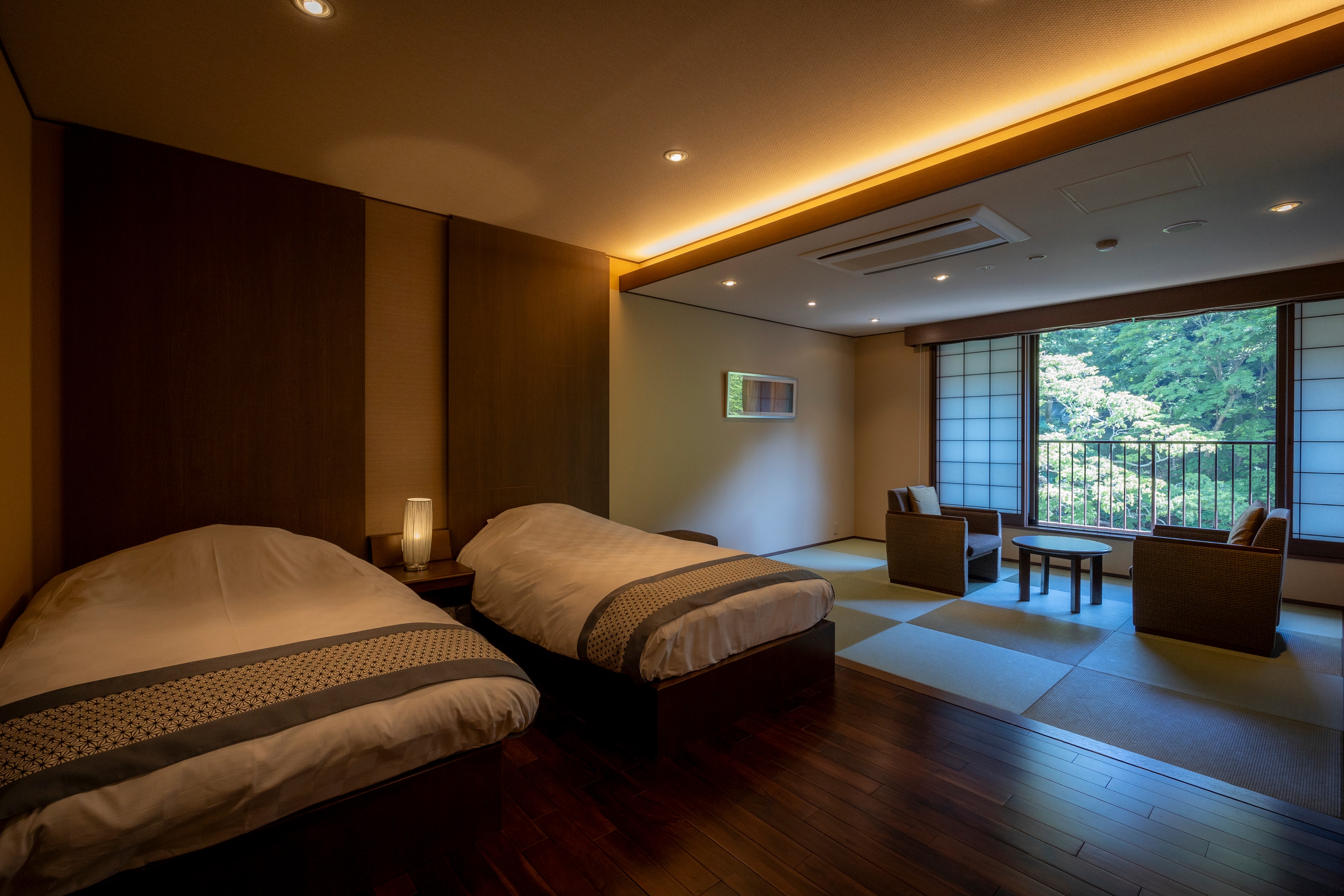 Modern Japanese-Western style room with 16 tatami mats [Echizen]