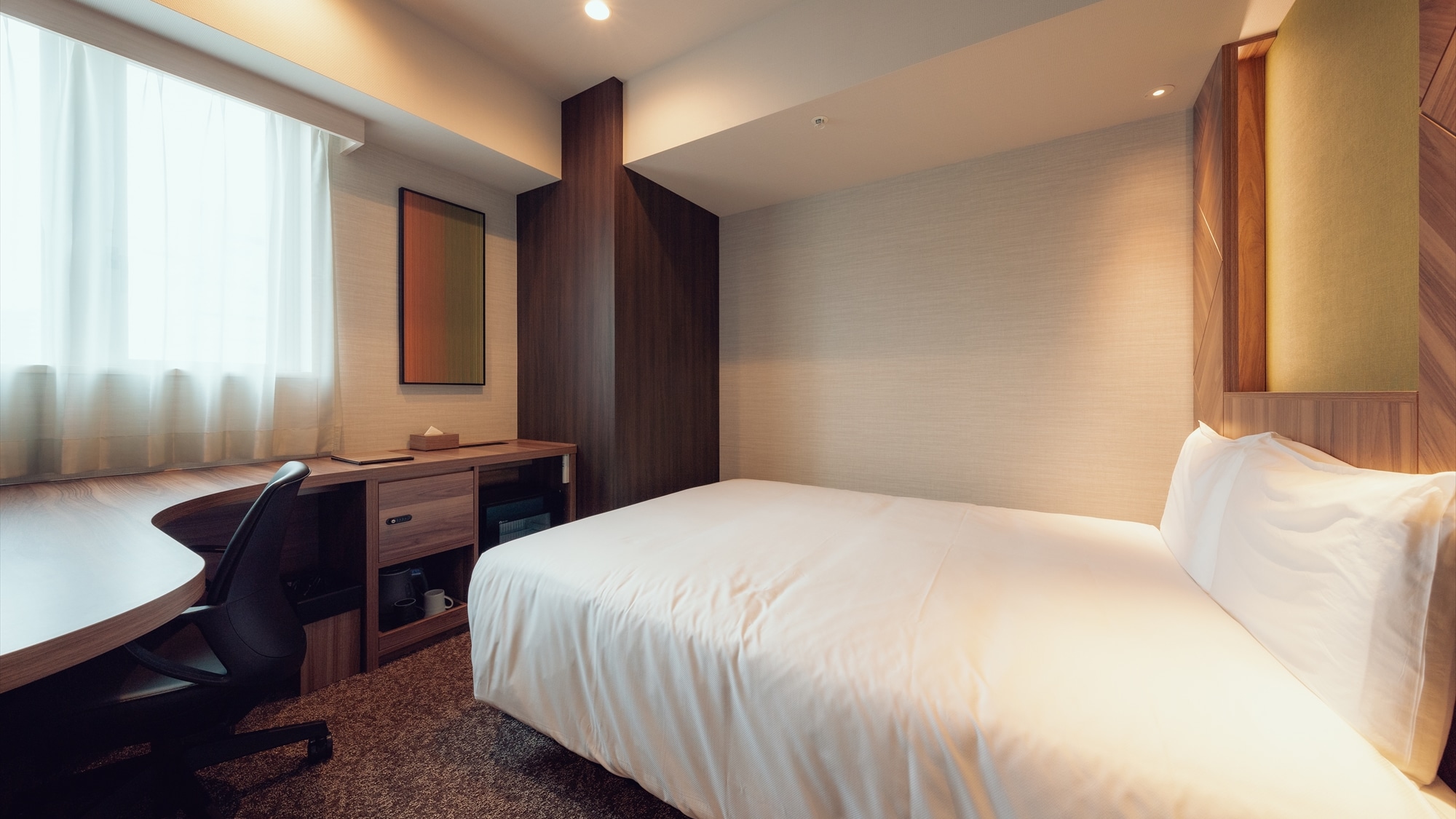 A double room where you can rest comfortably on a 160cm wide bed, also equipped with an LG styler.