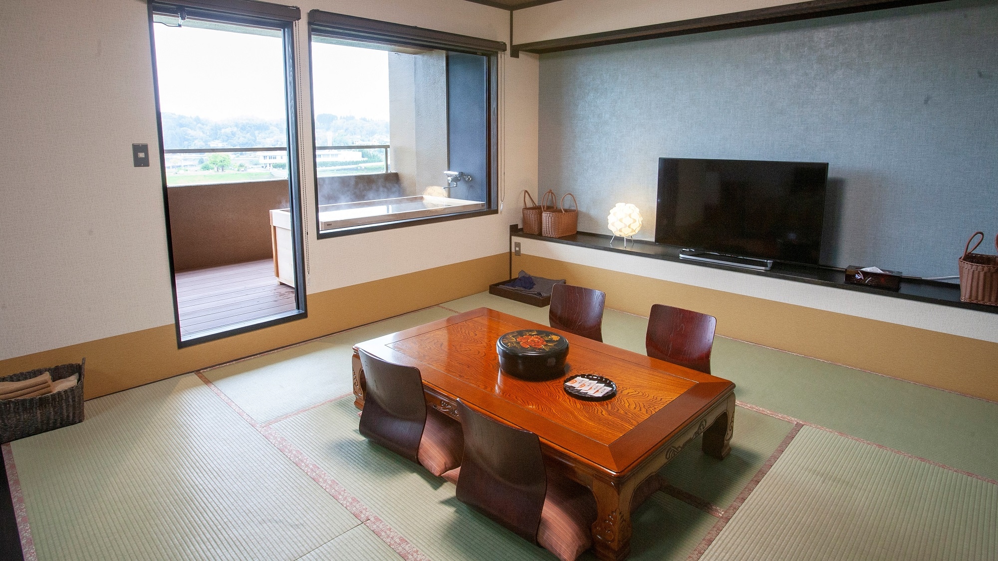 [Japanese and Western room with open-air bath]