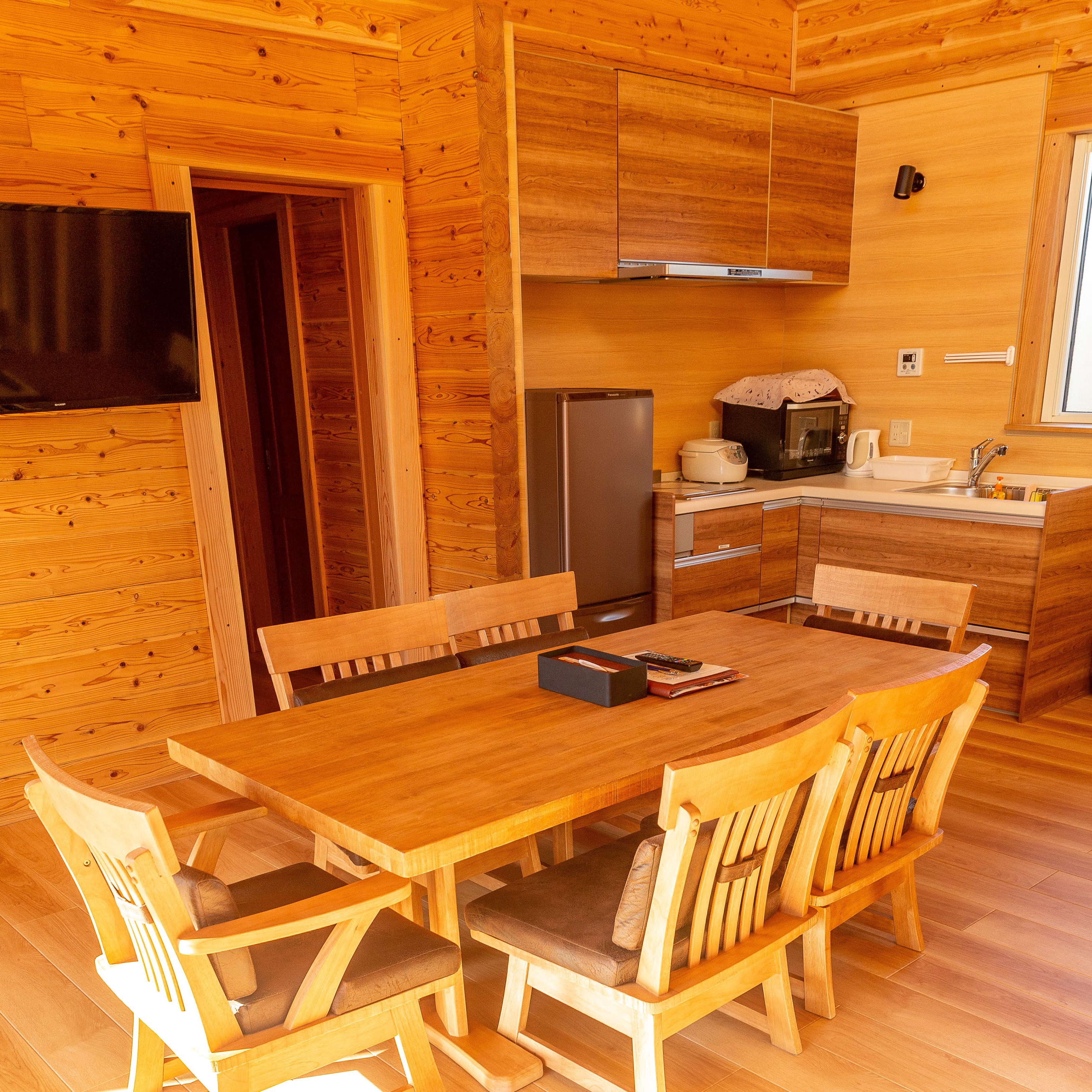Japanese-Western style log house [7-person type] Living room and kitchen
