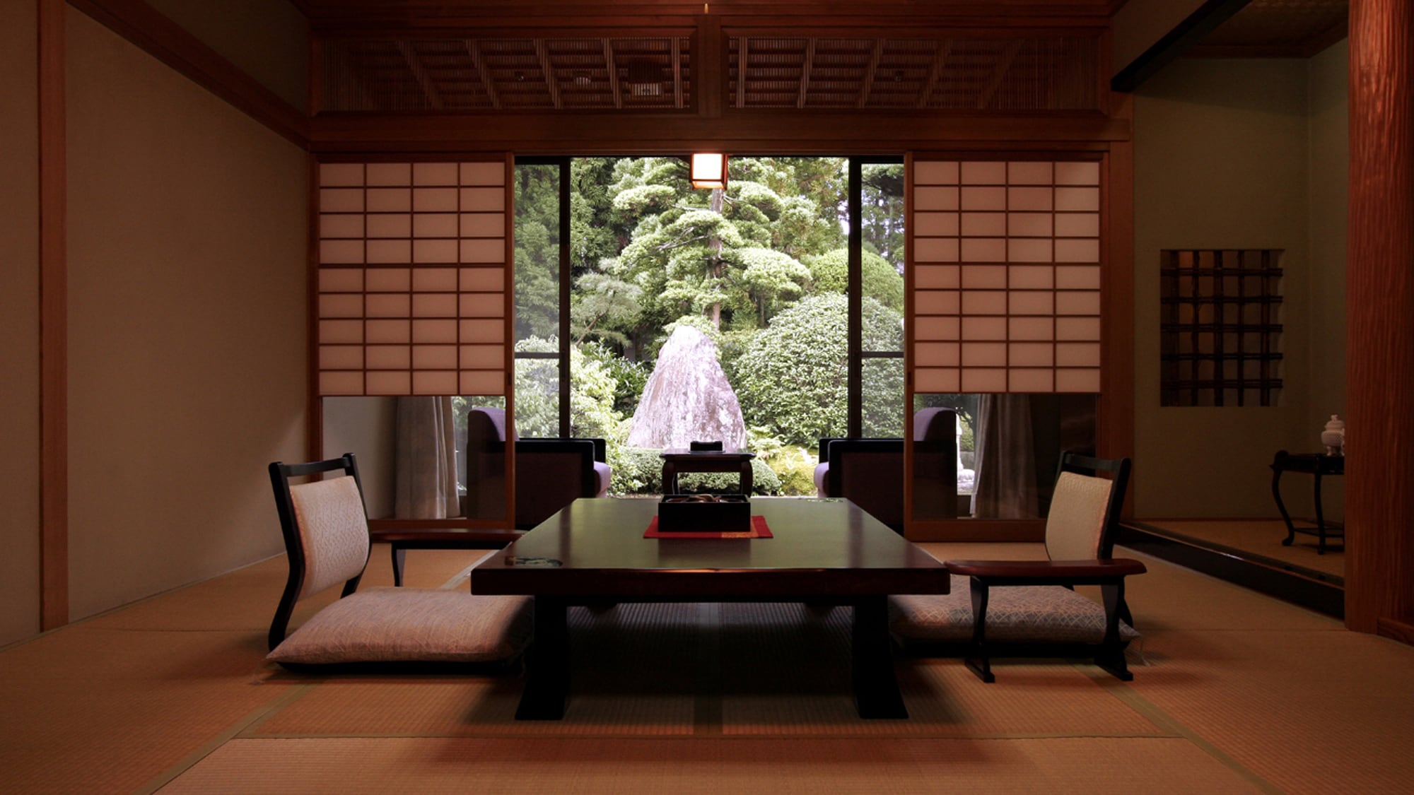 [Kamar bergaya Jepang Suigetsu / Sukiya-zukuri] Ini adalah kamar bergaya Jepang Sukiya-zukuri dengan 8 tikar tatami dan 4 tikar tatami yang menghadap ke taman Jepang yang mencerminkan keheningan.