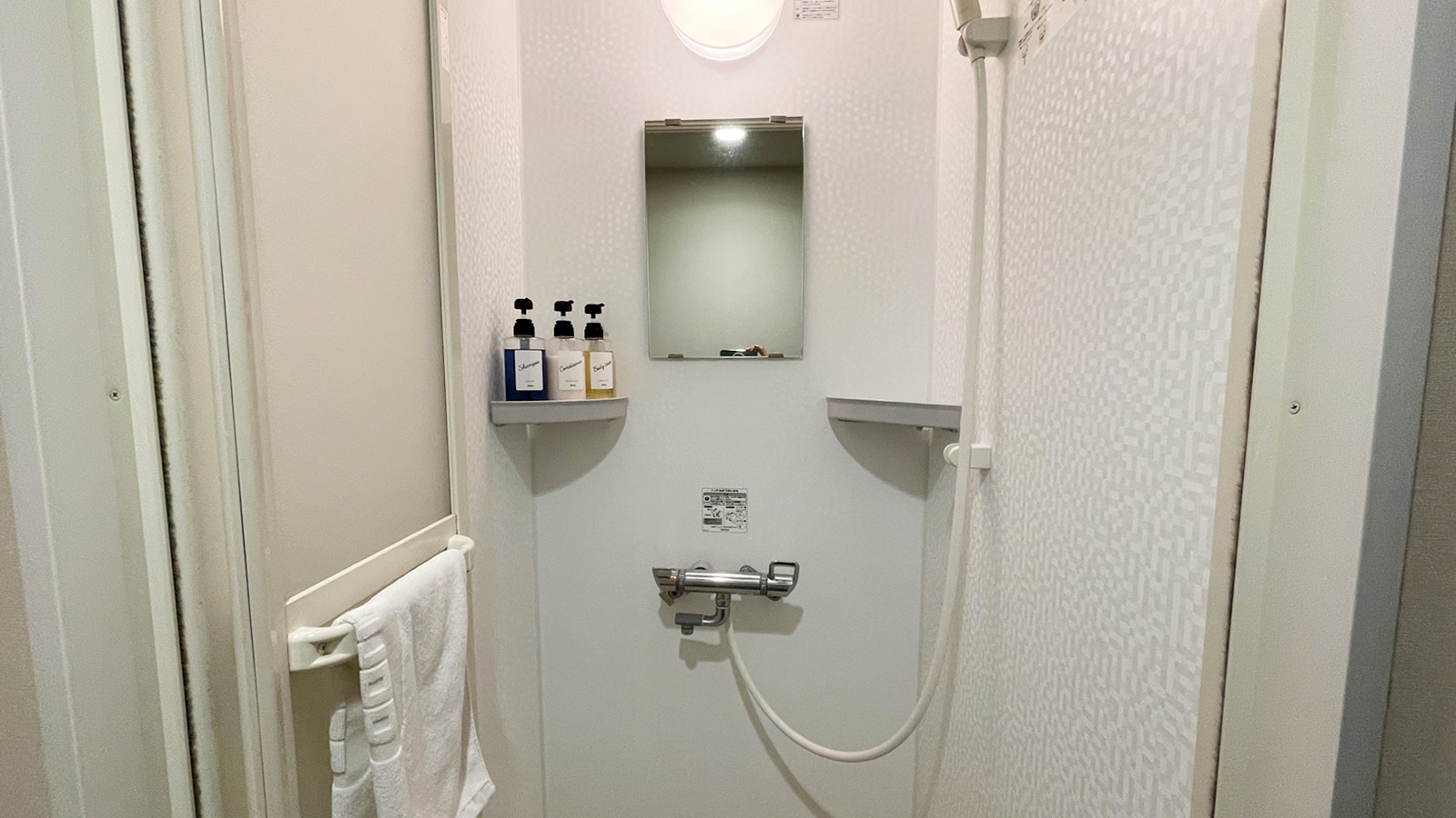 ■ Guest room shower booth