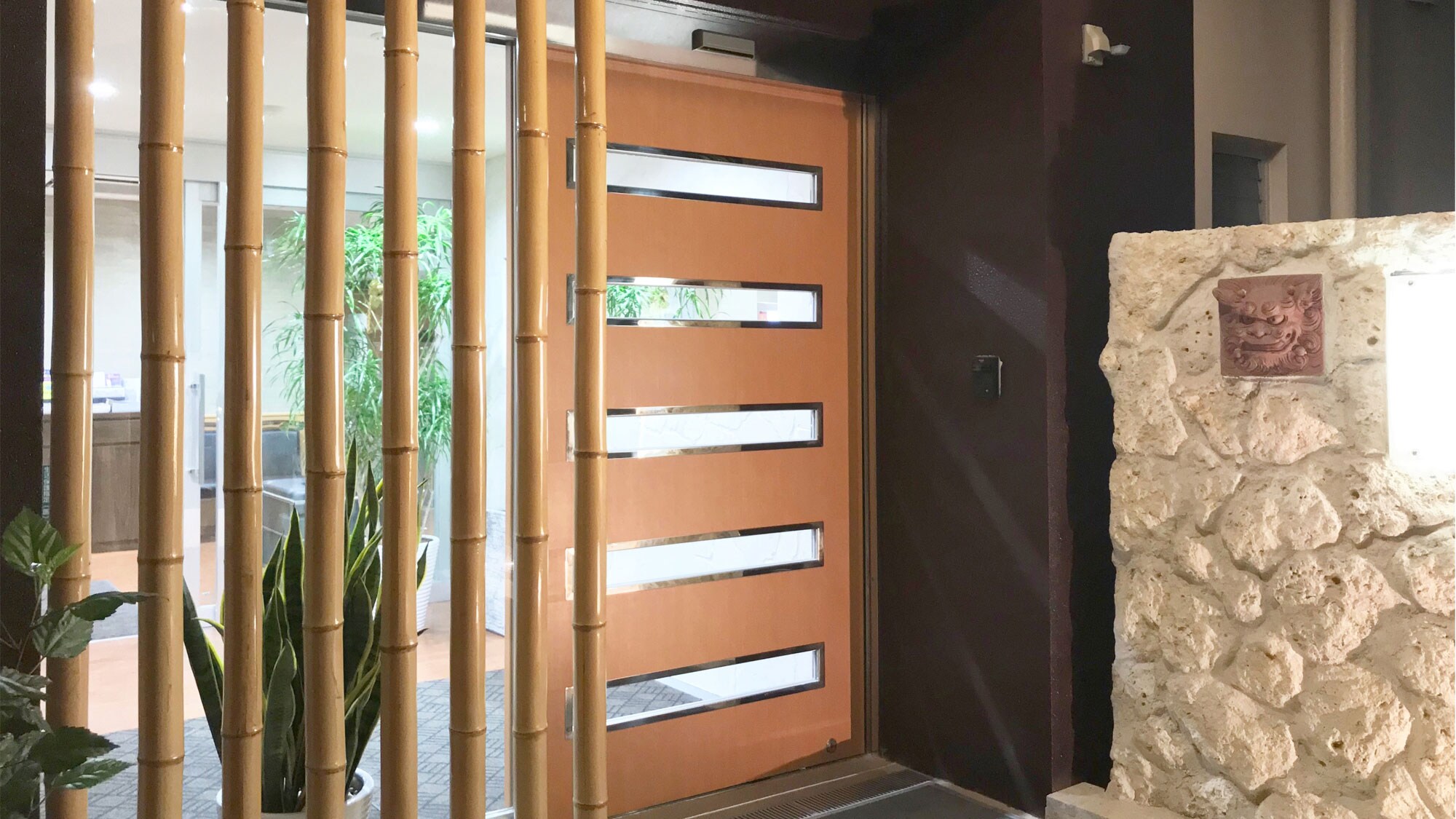 [Entrance to the building] Please enter from here