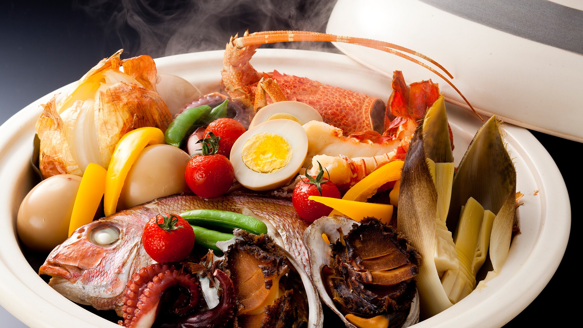A luxurious special Horaku-yaki banquet course that includes sea bream, spiny lobster and abalone. <Food image>