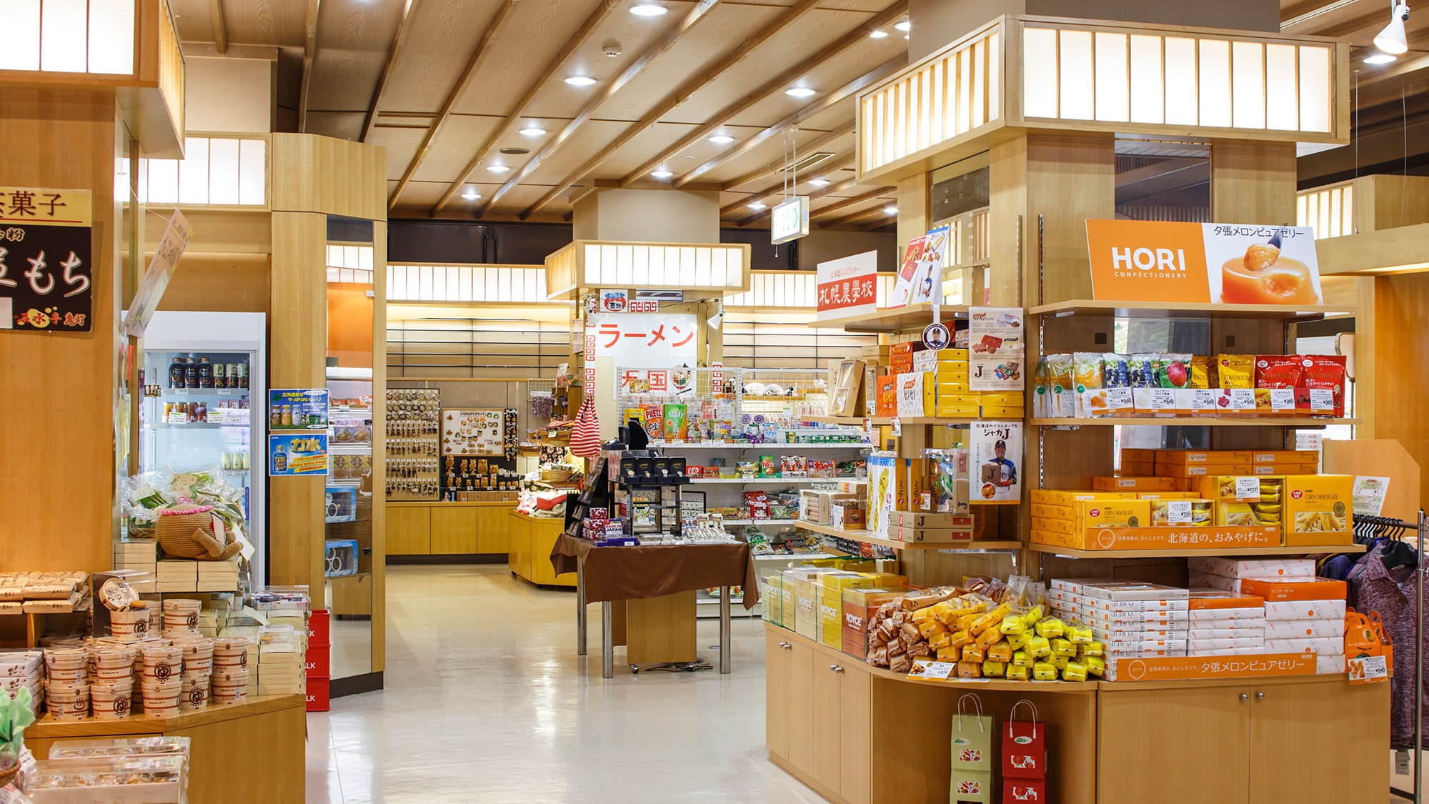 At the shop, we have a large selection of products from Ishimizutei original products to famous Hokkaido confectionery.