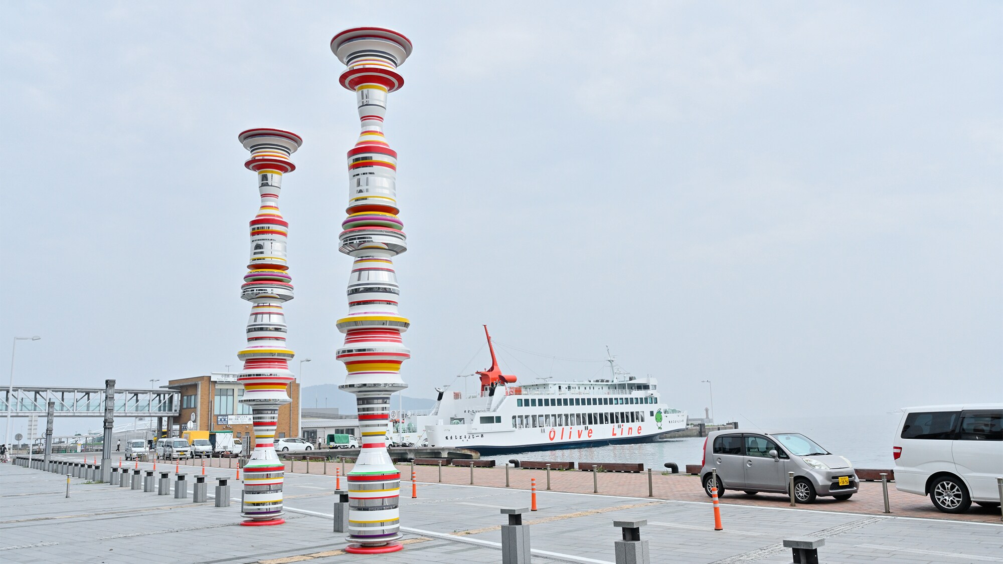 From Takamatsu Port in front of the hotel to Naoshima and Shodoshima ★