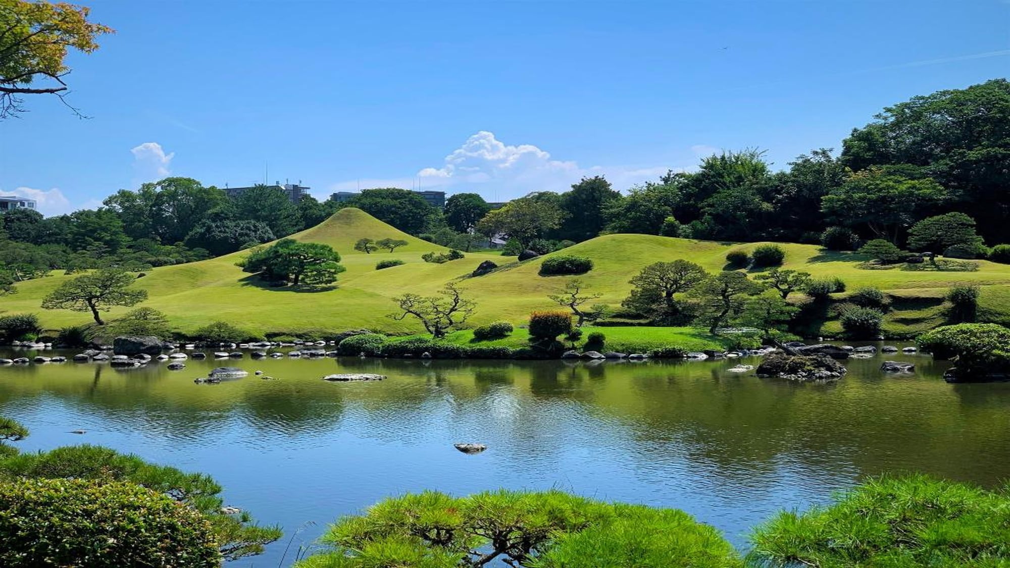 [Suizenji Park] A Momoyama-style strolling garden designated as a national scenic spot and historic site. About 10 minutes by car (Photo provided by Kumamoto Prefecture Tourism Federation)