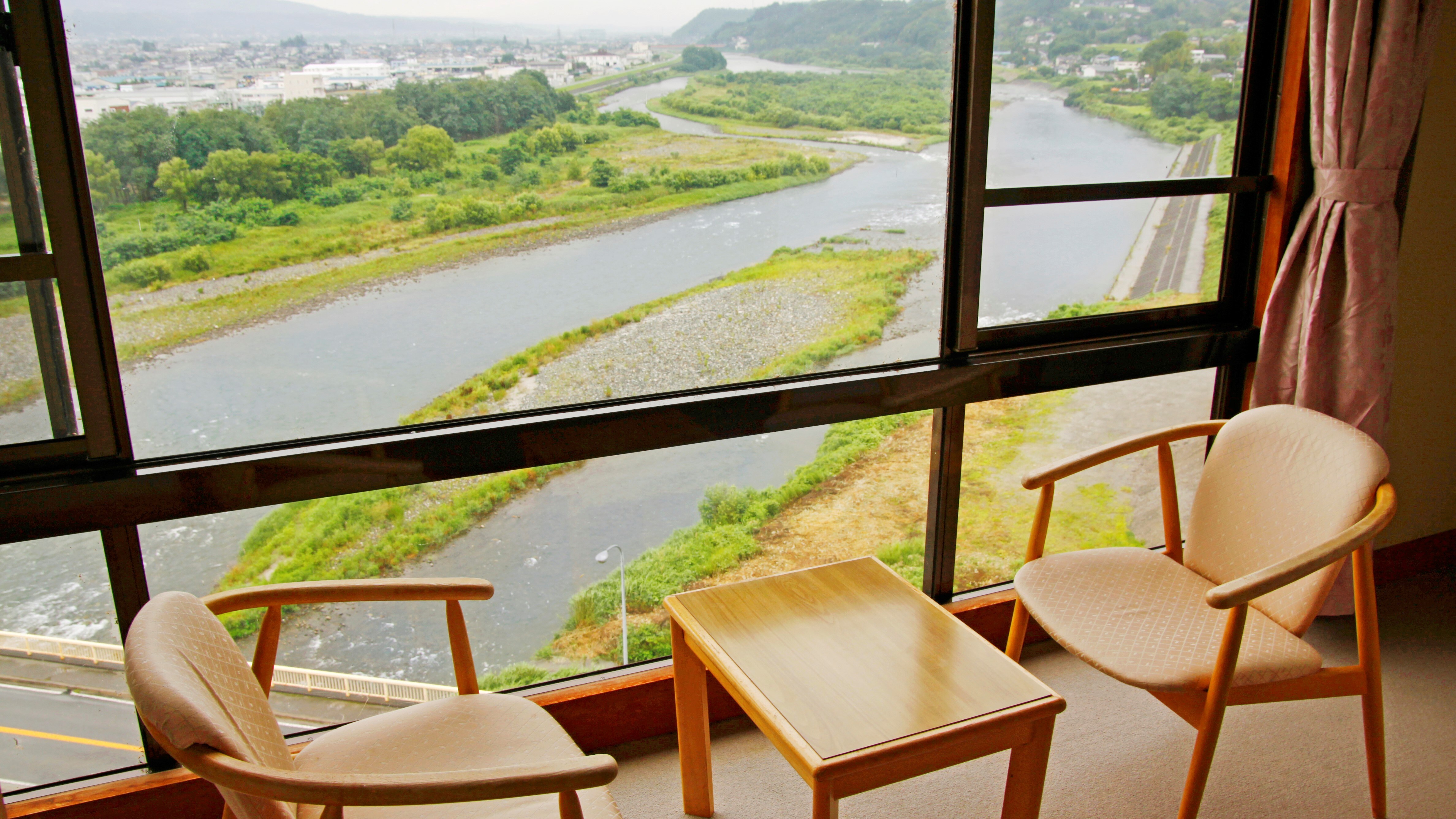 ■ Room with a view of the Tenryu River (Japanese-style room 10-12 tatami mats) A popular room with a spectacular view of the Tenryu River.