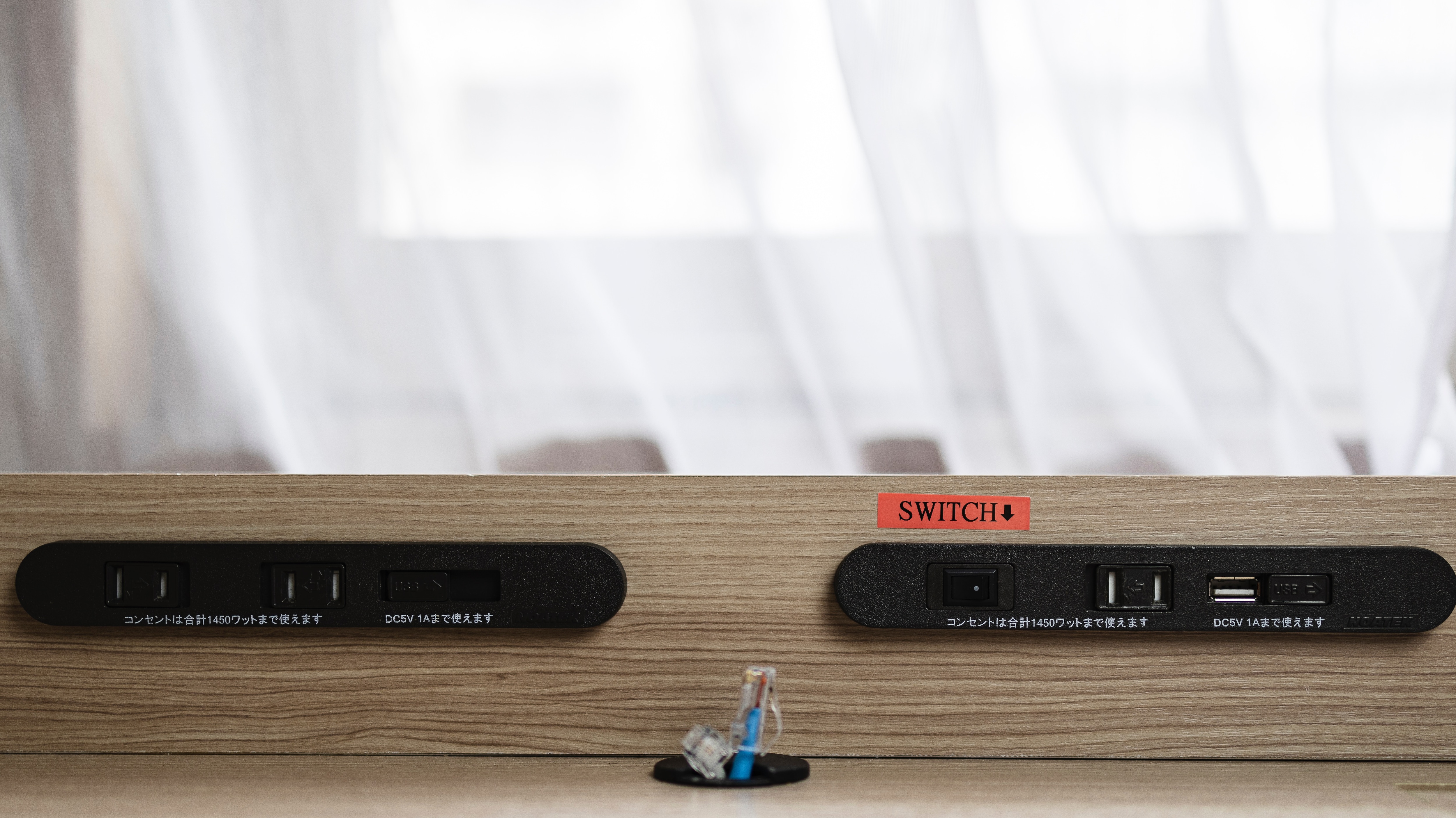 stopkontak meja dan port USB