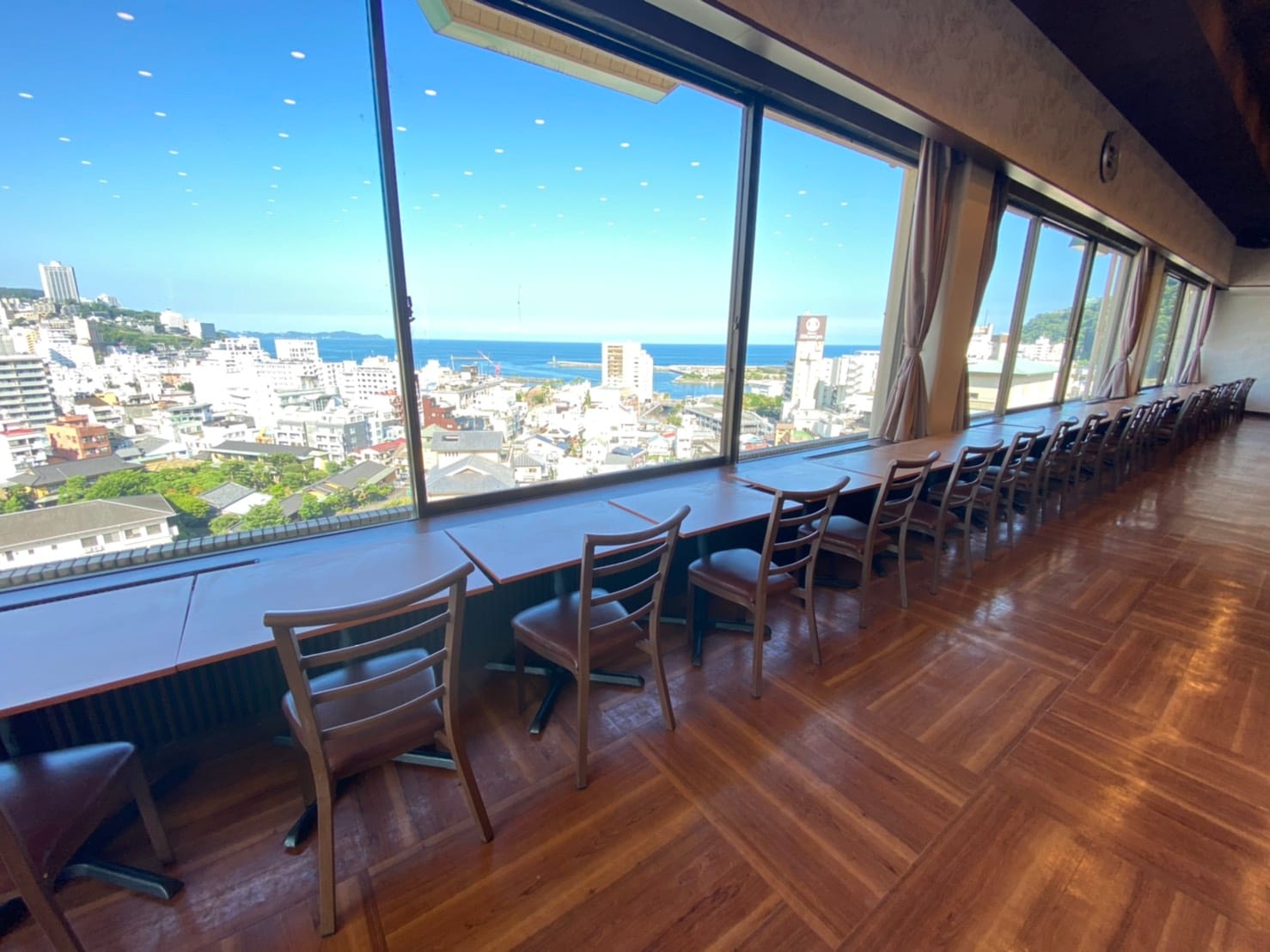 You can get a panoramic view of Sagami Bay from the open buffet venue.