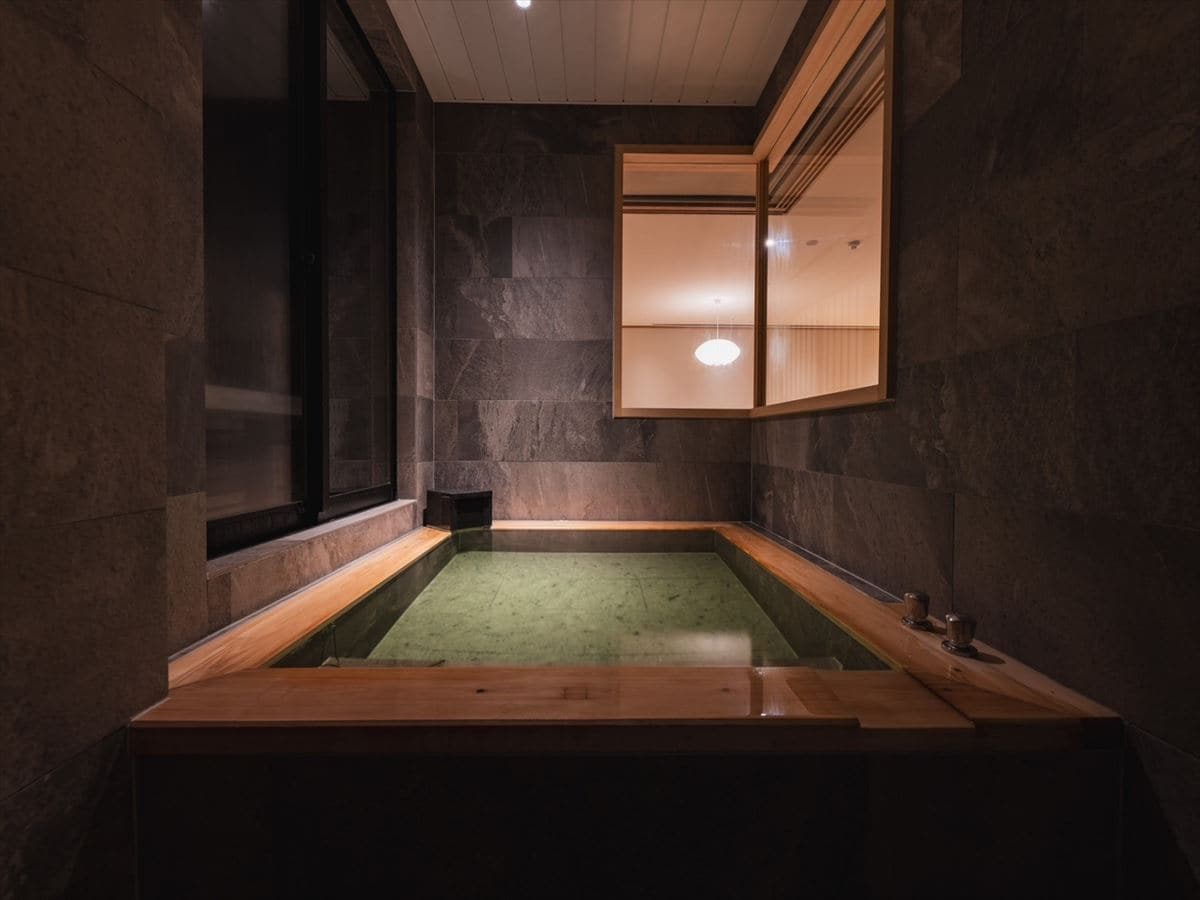 Nazumu bathroom night