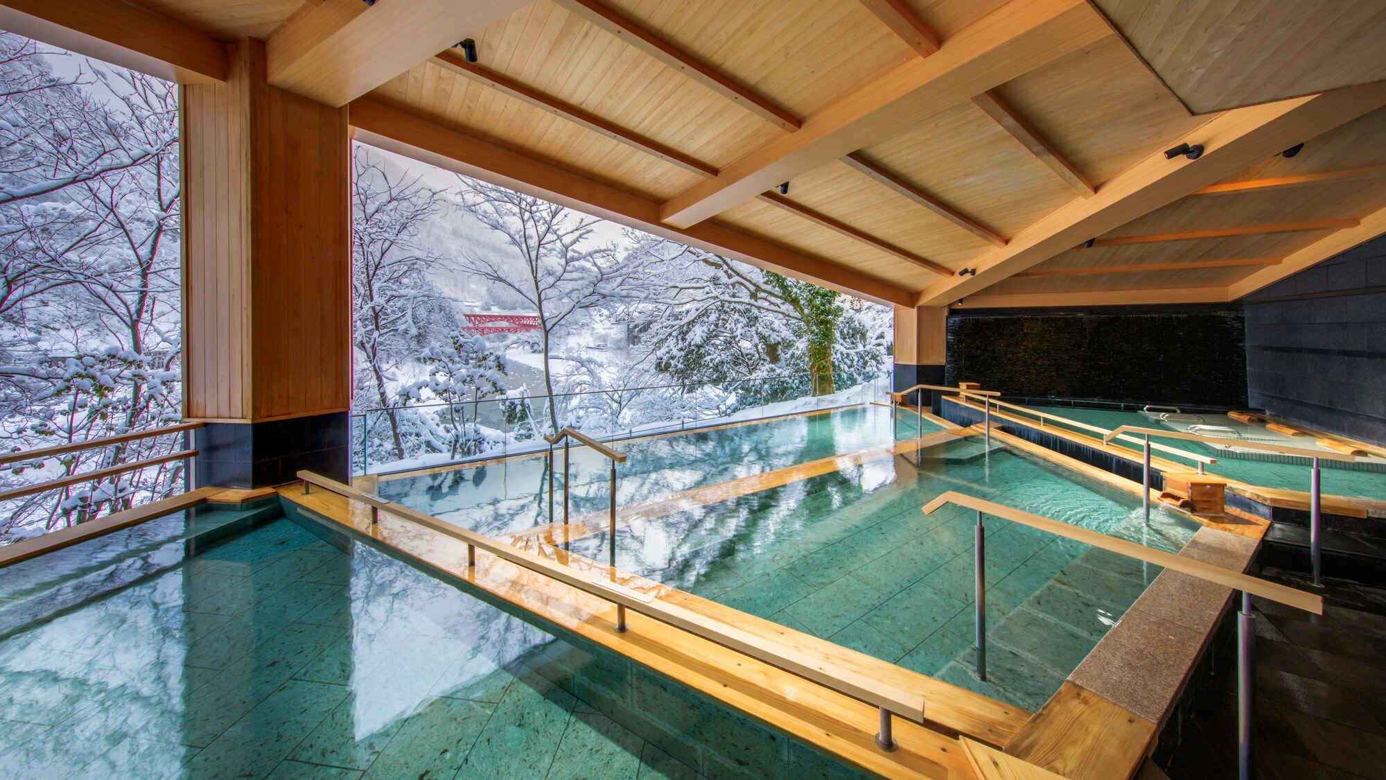 【展望露天風呂『棚湯』】雪が積もった景色をご覧いただけます。