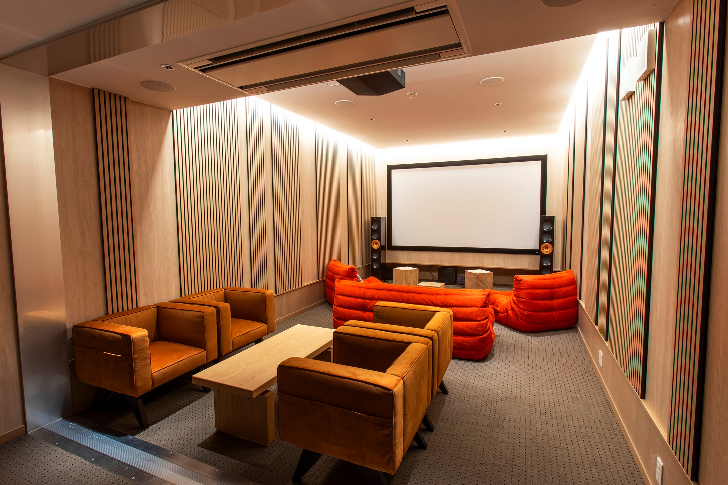 Nguồn âm thanh Dolby Atmos(*1) và màn hình âm thanh 130 inch tạo ra trải nghiệm chân thực khiến bạn cảm thấy như đang ở trong rạp chiếu phim.