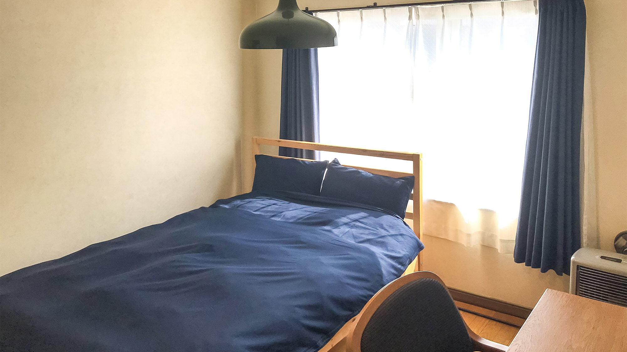 ・Single bed and desk. Perfect for workcation.