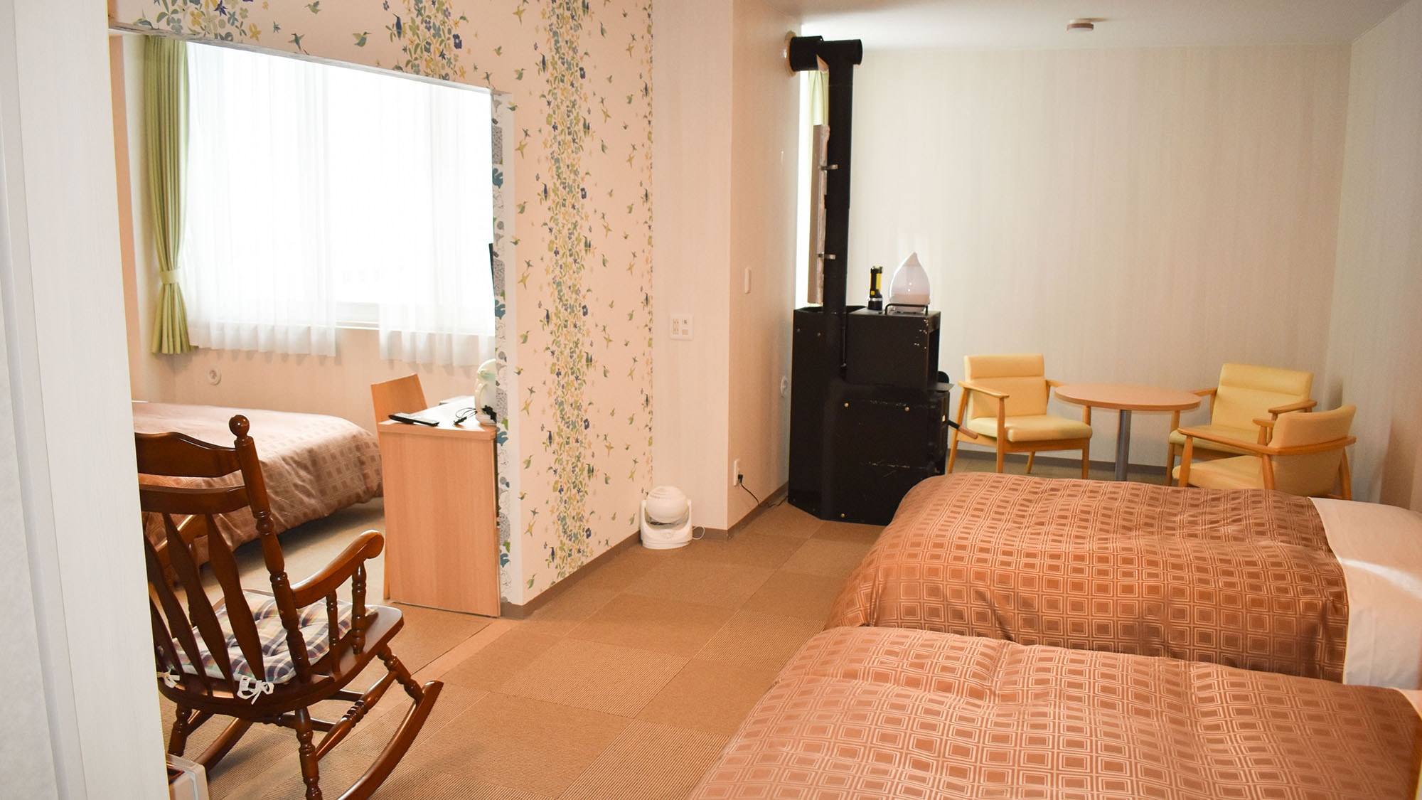 ・[Guest Room (203)] Spacious 4-bedroom room that can accommodate up to 4 guests.