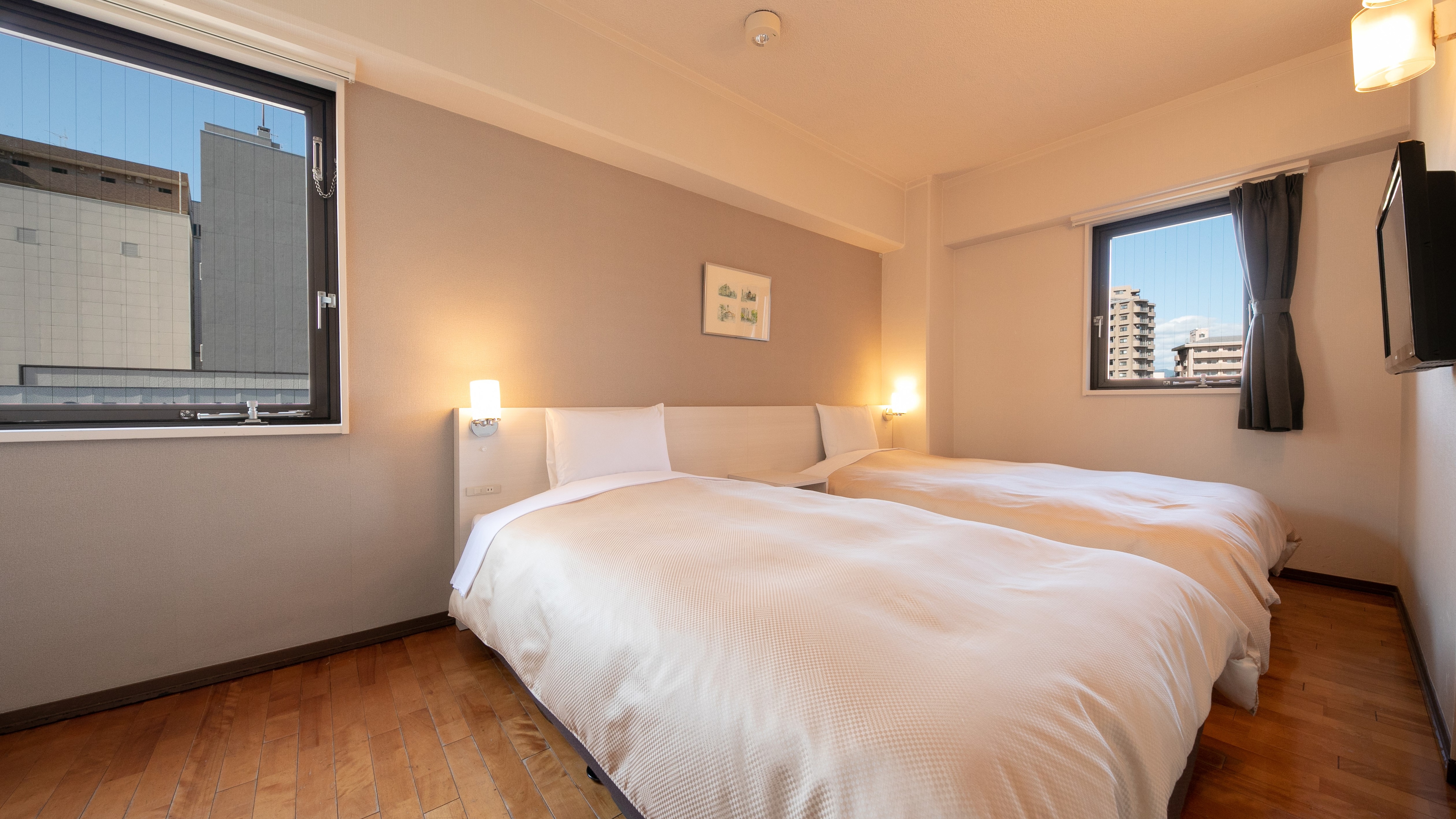 [Twin] A spacious and clean room with a 20-square-meter, 32-inch LCD TV.