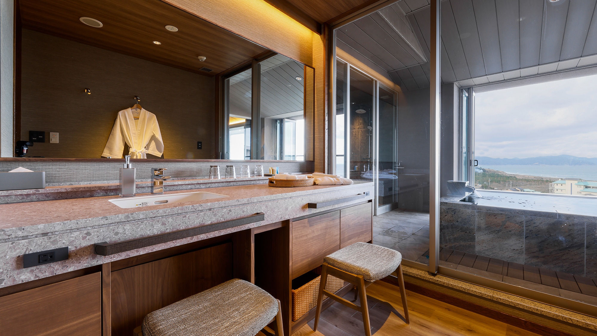 [Observation hot spring bath guest rooms] (Rooms 702-706)