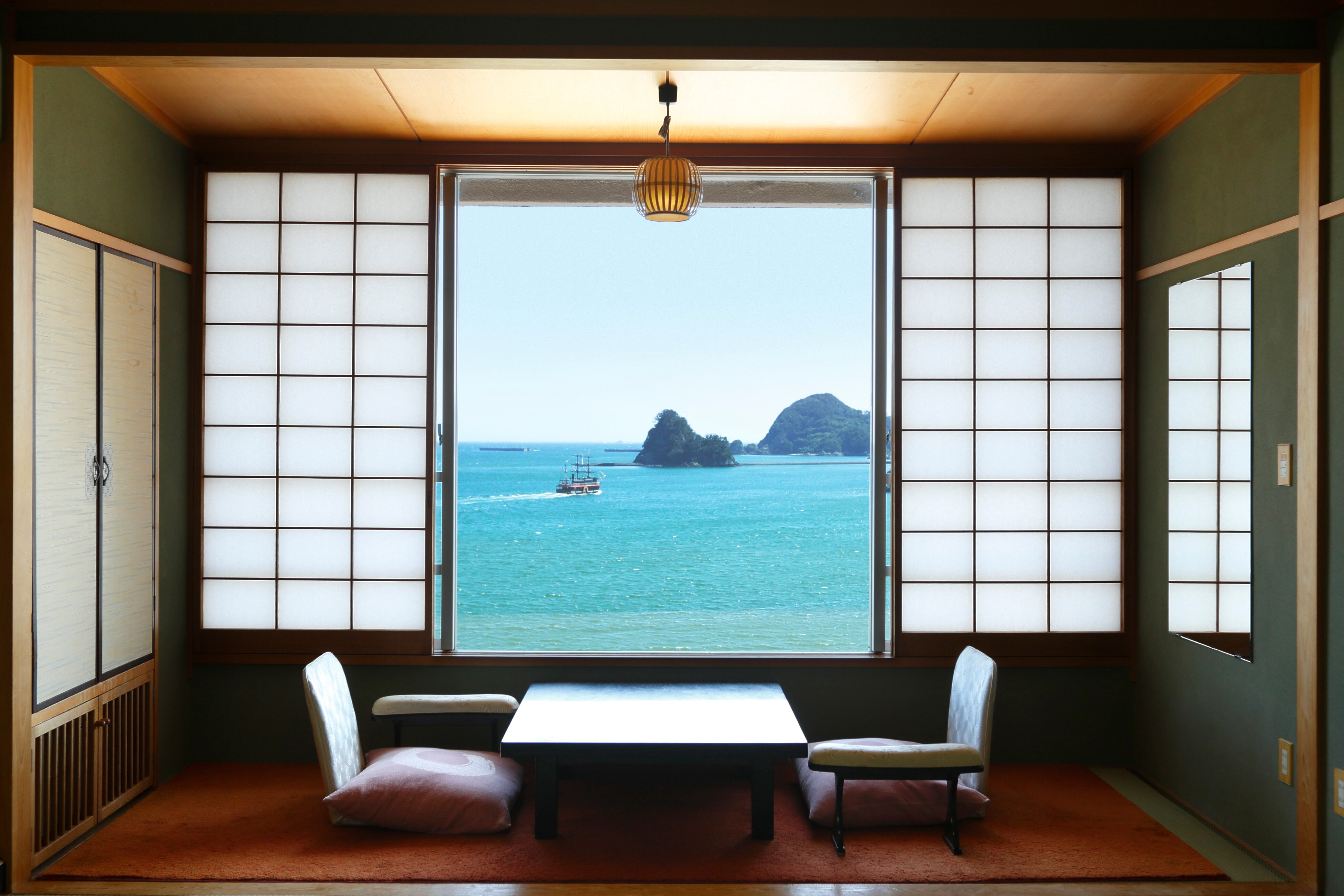 All guest rooms have ocean views ♪