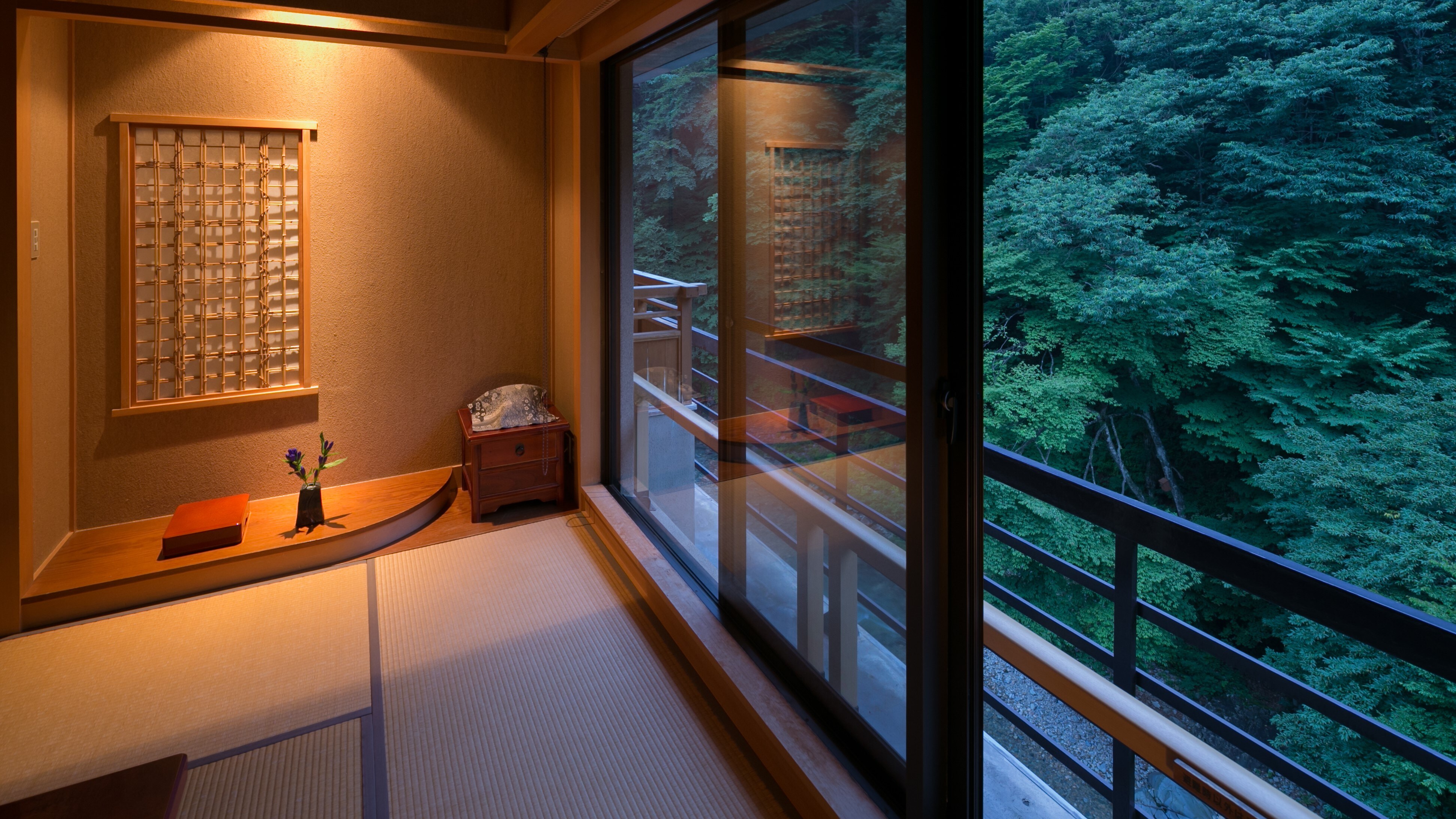 ・ A Japanese-style room with an open-air bath that flows directly from the source, which is popular for its panoramic feeling.