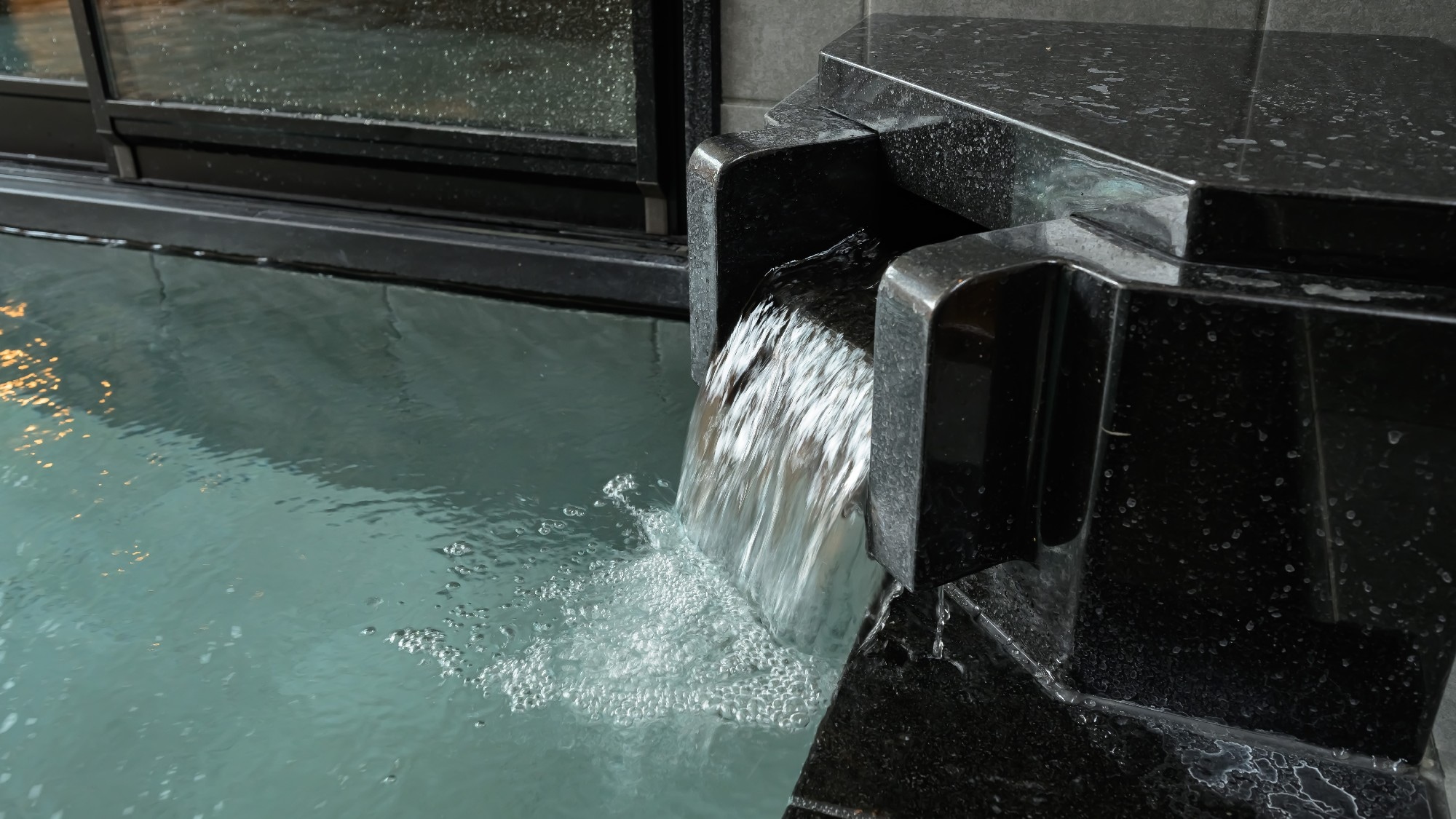 [Washi-no-yu: ห้องอาบน้ำกลางแจ้ง] นอกจากนี้ยังมีห้องอาบน้ำสาธารณะขนาดใหญ่ในอาคารแยกต่างหาก