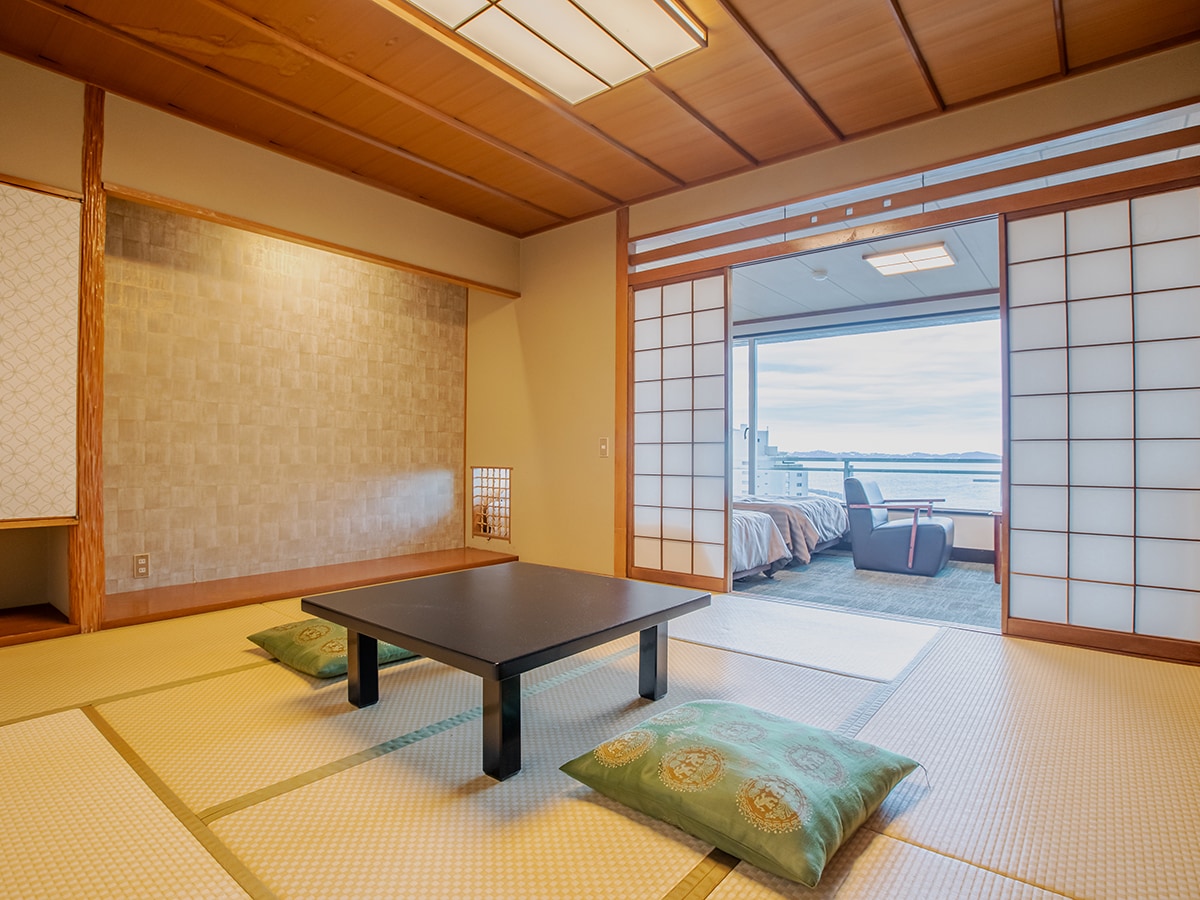 Top floor Japanese-Western style 8 tatami mat room