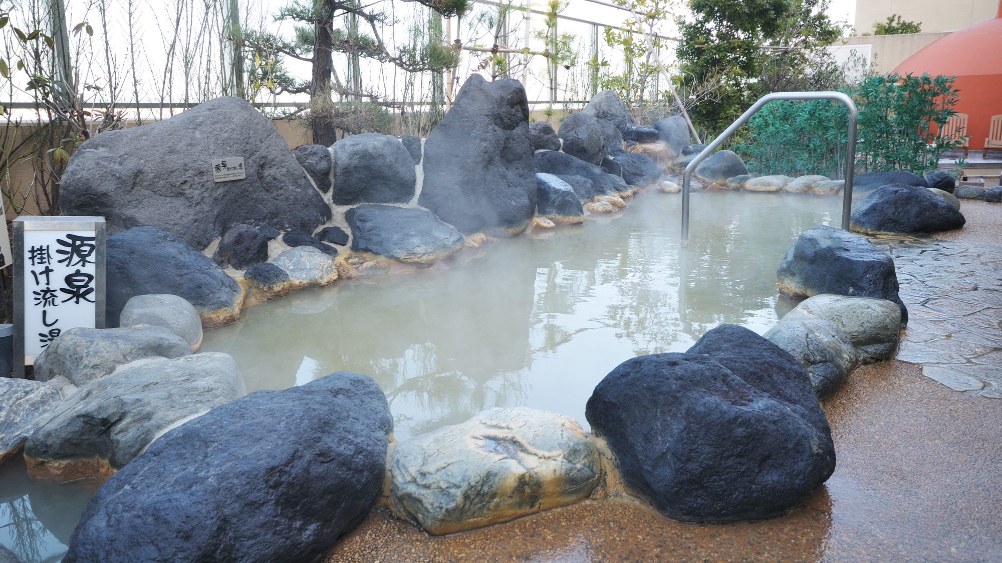 [SPA large communal bath] Open-air hot springs flowing from the source spring