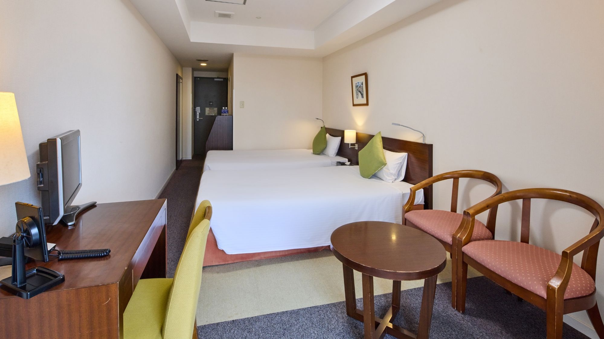 [Field Park Tower] Kamar Twin Standar Kamar bergaya Barat sederhana dengan balkon.