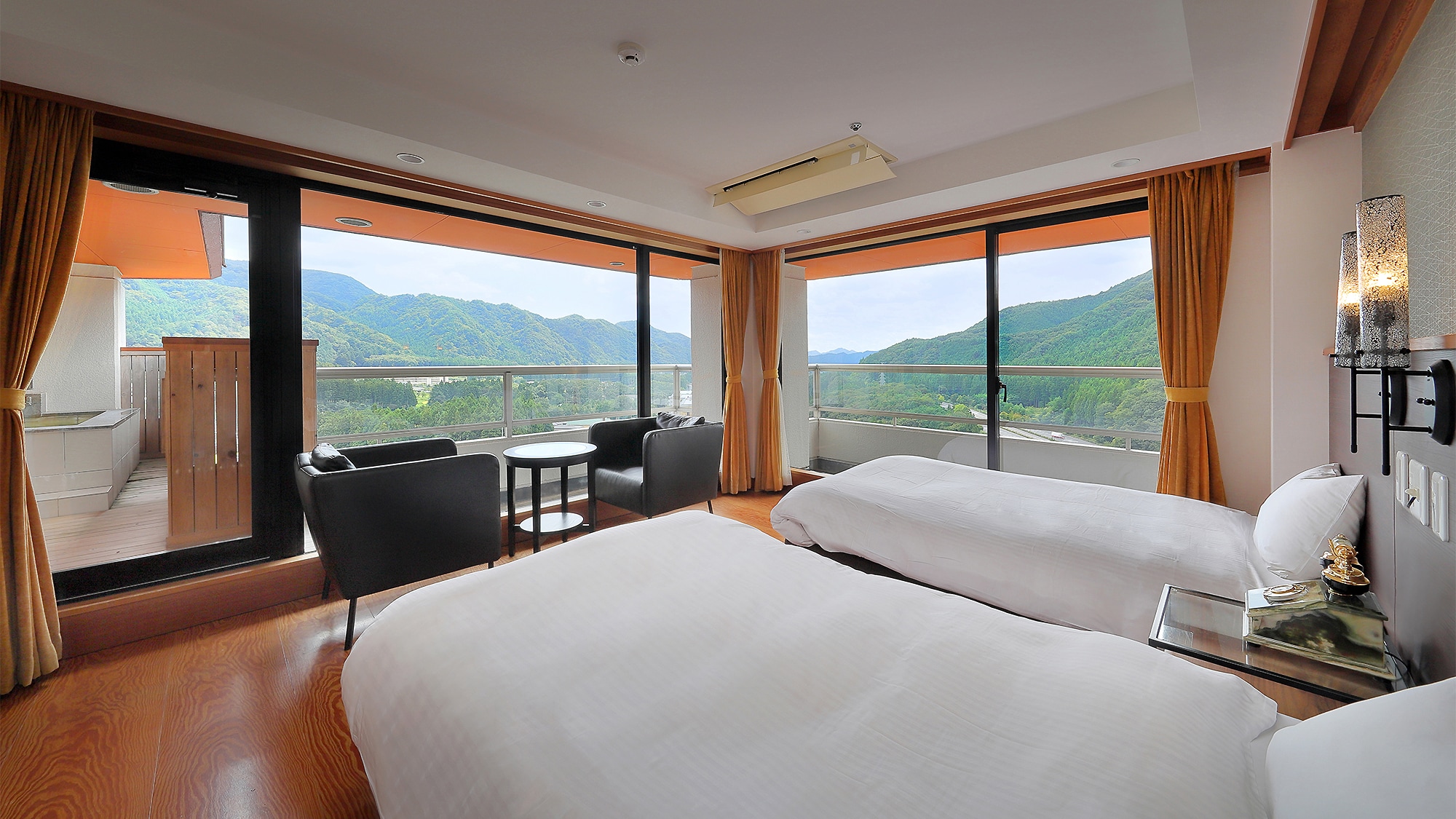 [Japanese-Western style room] Top floor, guest room with open-air bath