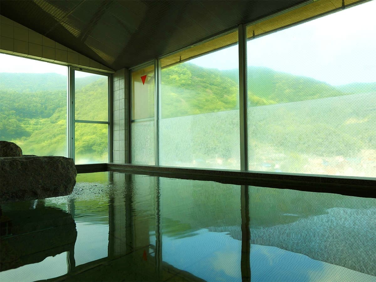 [温泉] 从女性浴室眺望伊豆群山的男女大浴场