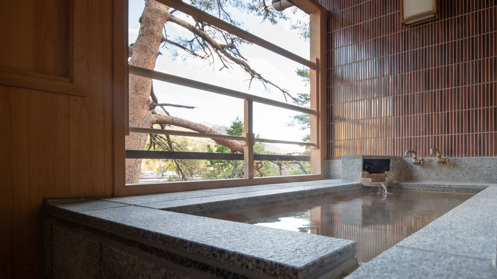 [Kashotei Five-star Japanese-Western style special room on the top floor overlooking the old pine trees (with open-air bath)]