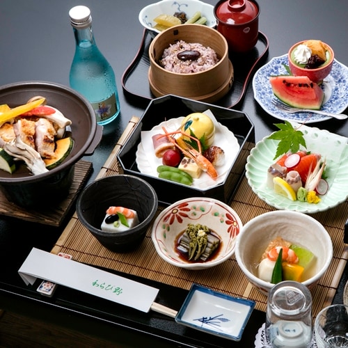 請享用精心製作的日本料理和爐灶烹飪。